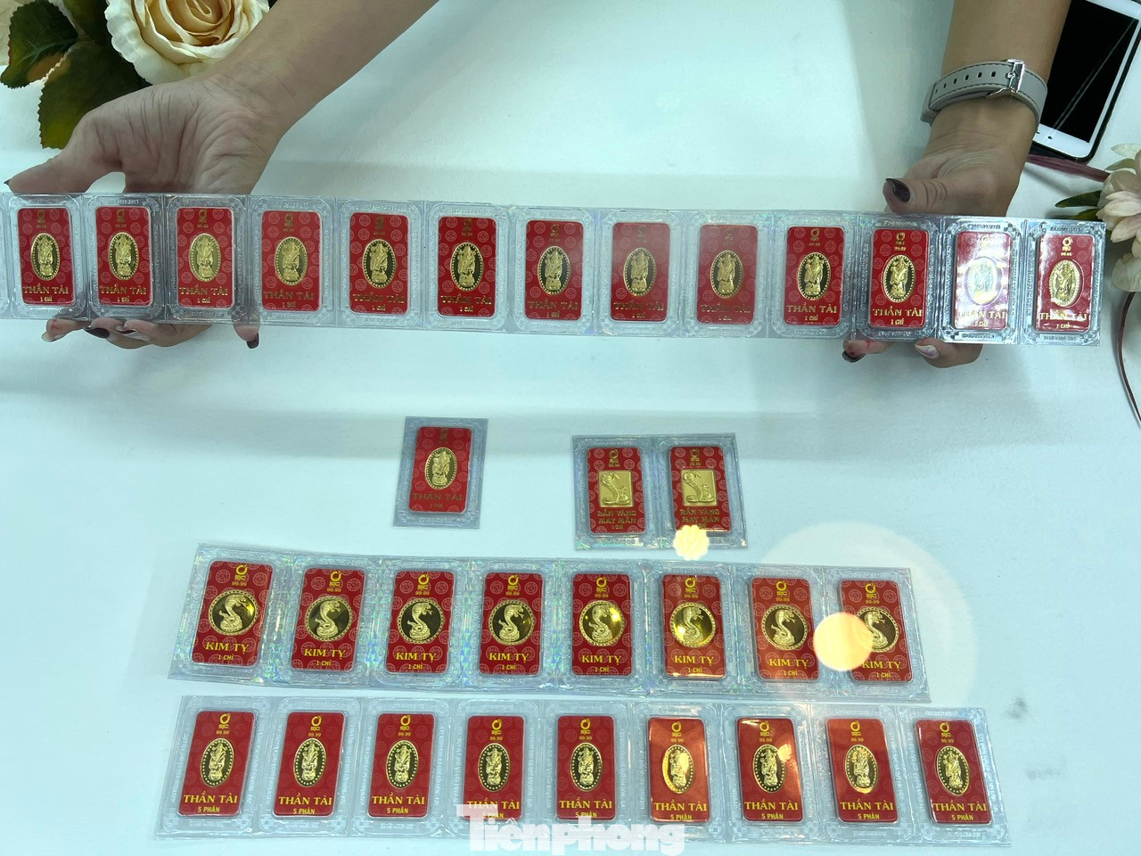 Tại SJC có đầy đủ các loại vàng cho ngày Thần Tài. Đặc biệt là vàng miếng Kim Tỵ loại 1 chỉ với hình tượng con rắn mang đến thông điệp về sự bảo vệ, may mắn và vượt qua thử thách; hay sản phẩm Rắn vàng may mắn loại 1 chỉ có hình rắn cuộn tròn ôm lấy túi tiền vàng… Tại SJC có đầy đủ các loại vàng cho ngày Thần Tài. Đặc biệt là vàng miếng Kim Tỵ loại 1 chỉ với hình tượng con rắn mang đến thông điệp về sự bảo vệ, may mắn và vượt qua thử thách; hay sản phẩm Rắn vàng may mắn loại 1 chỉ có hình rắn cuộn tròn ôm lấy túi tiền vàng…