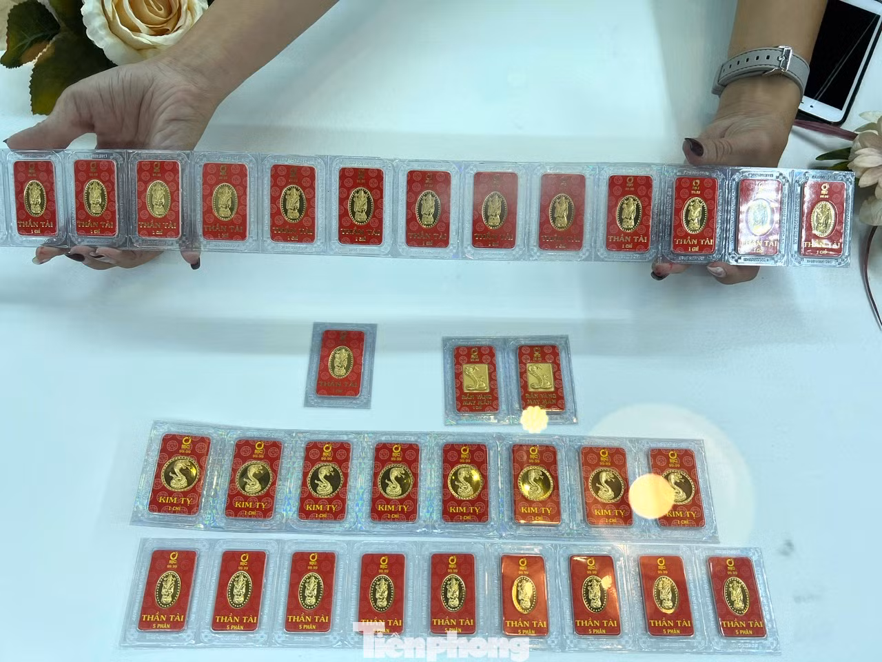 Tại SJC có đầy đủ các loại vàng cho ngày Thần Tài. Đặc biệt là vàng miếng Kim Tỵ loại 1 chỉ với hình tượng con rắn mang đến thông điệp về sự bảo vệ, may mắn và vượt qua thử thách; hay sản phẩm Rắn vàng may mắn loại 1 chỉ có hình rắn cuộn tròn ôm lấy túi tiền vàng…