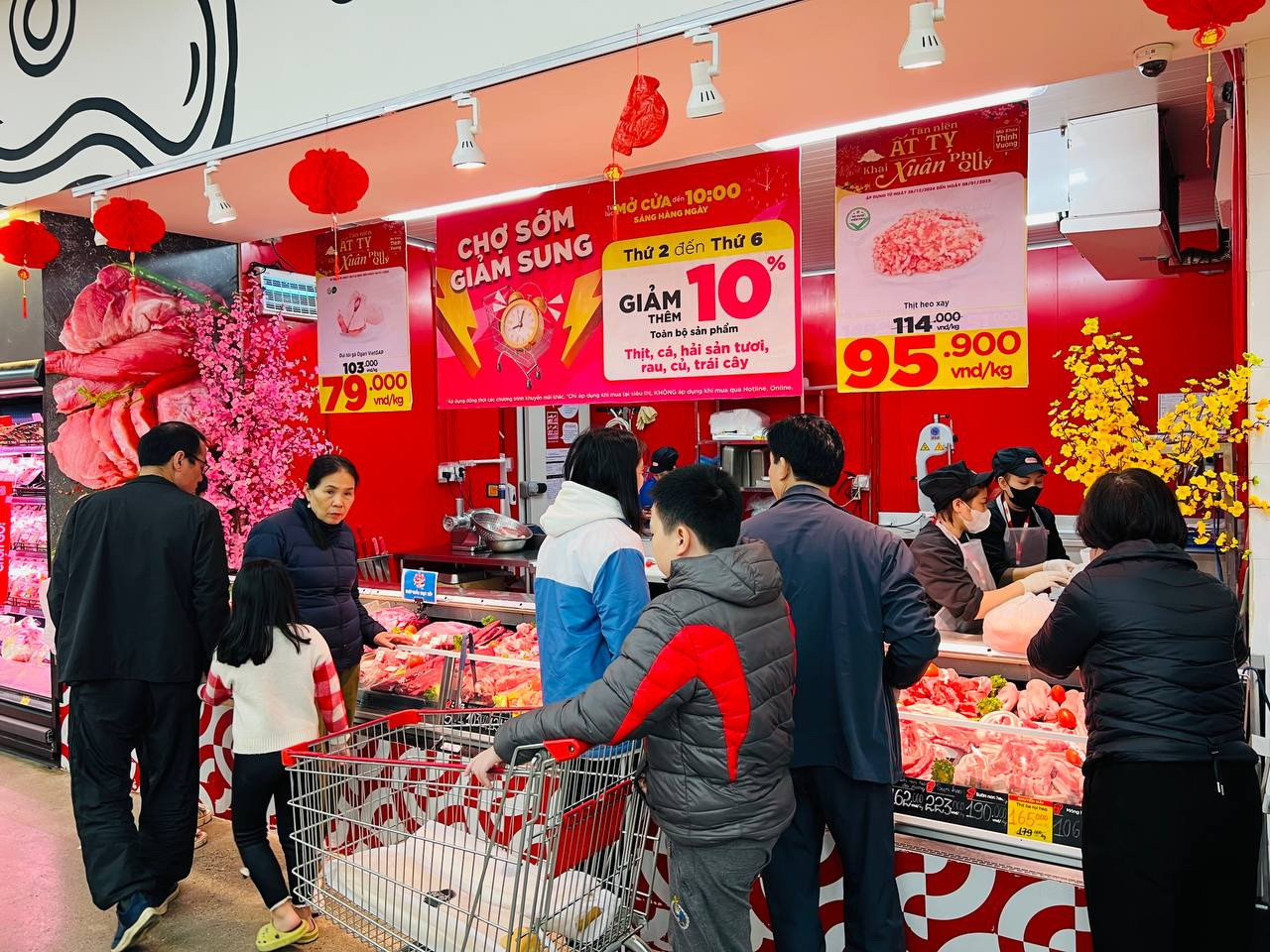 Bà Nguyễn Thị Bích Vân, đại diện Central Retail Việt Nam cho biết: “Trong bối cảnh giá thịt heo leo thang như hiện nay, chúng tôi đã nỗ lực giữ giá thịt heo tươi được thấp nhất, qua đó giảm áp lực chi tiêu cho người tiêu dùng. "Chúng tôi giảm bớt khâu trung gian nhằm mang lại giá tốt nhất cho người tiêu dùng. Nguồn gốc xuất xứ luôn được minh bạch và rõ ràng” - bà Vân nói.