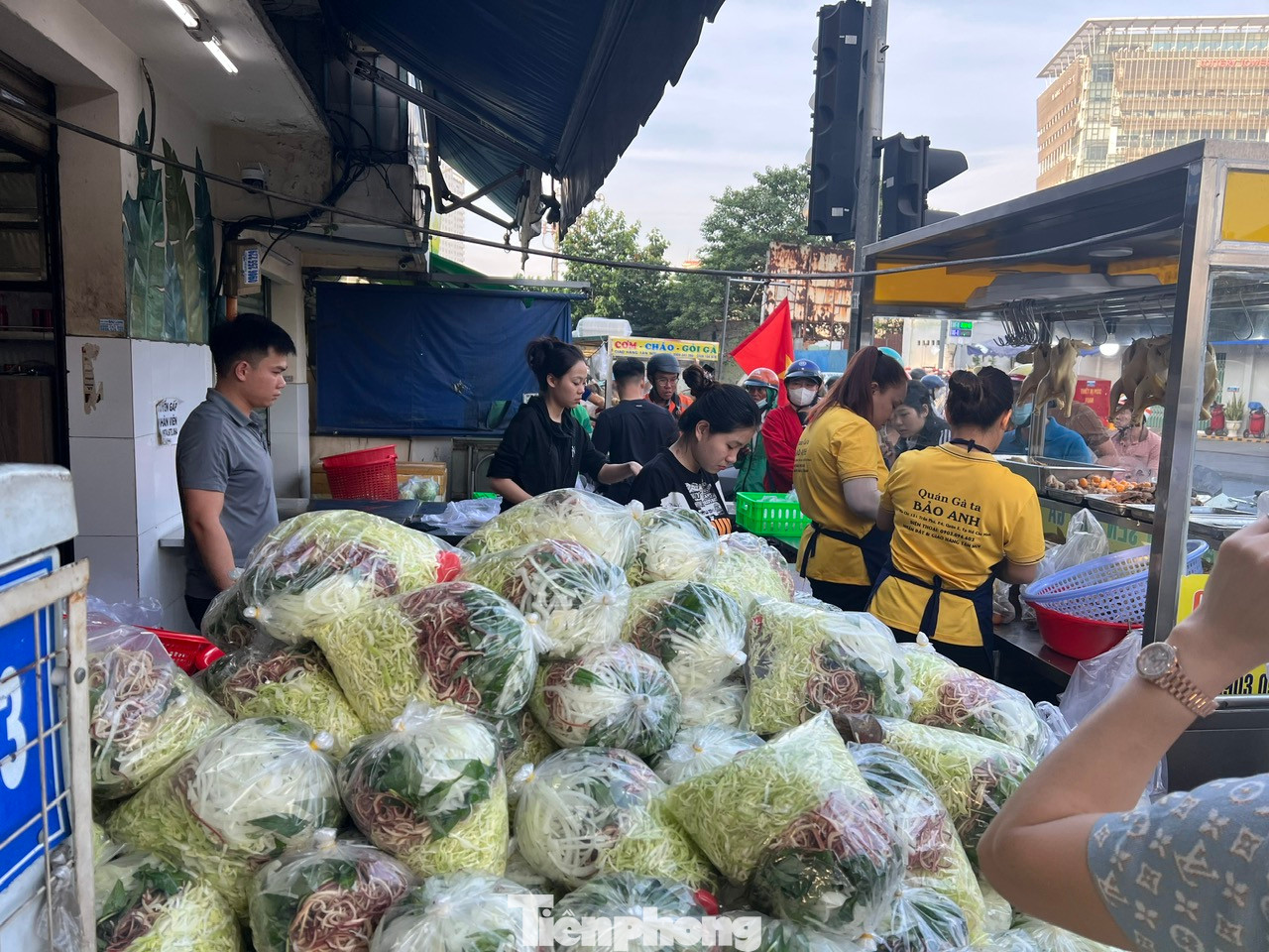 Các phần gỏi đã được làm sẵn từ đêm hôm trước.