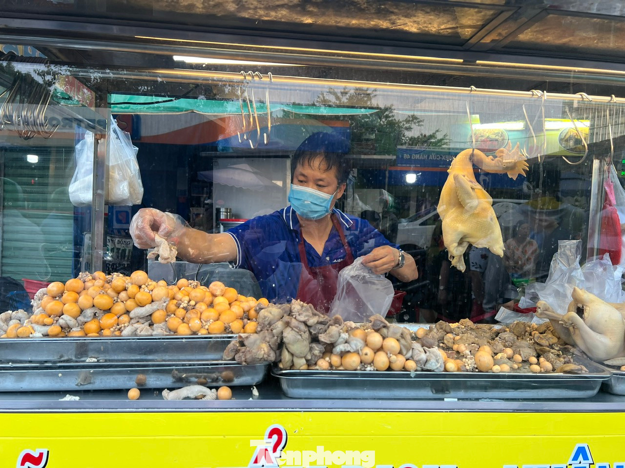 Một phần gà gồm một con gà luộc đã chéo cánh, gỏi, cháo gà có giá 350.000 đồng, tăng so với ngày thường 20.000 đồng. Khách còn có thể mua thêm lòng gà, trứng gà non, xôi gấc có giá 40.000 đồng/hộp. "Chỉ riêng trong ngày mùng 3 tết, chúng tôi dự kiến phục vụ khoảng 1.000 con gà cúng cho khách hàng, đa số mọi người mua để bày mâm cúng đưa ông bà nên mua rất sớm" - chủ một tiệm gà cho biết.