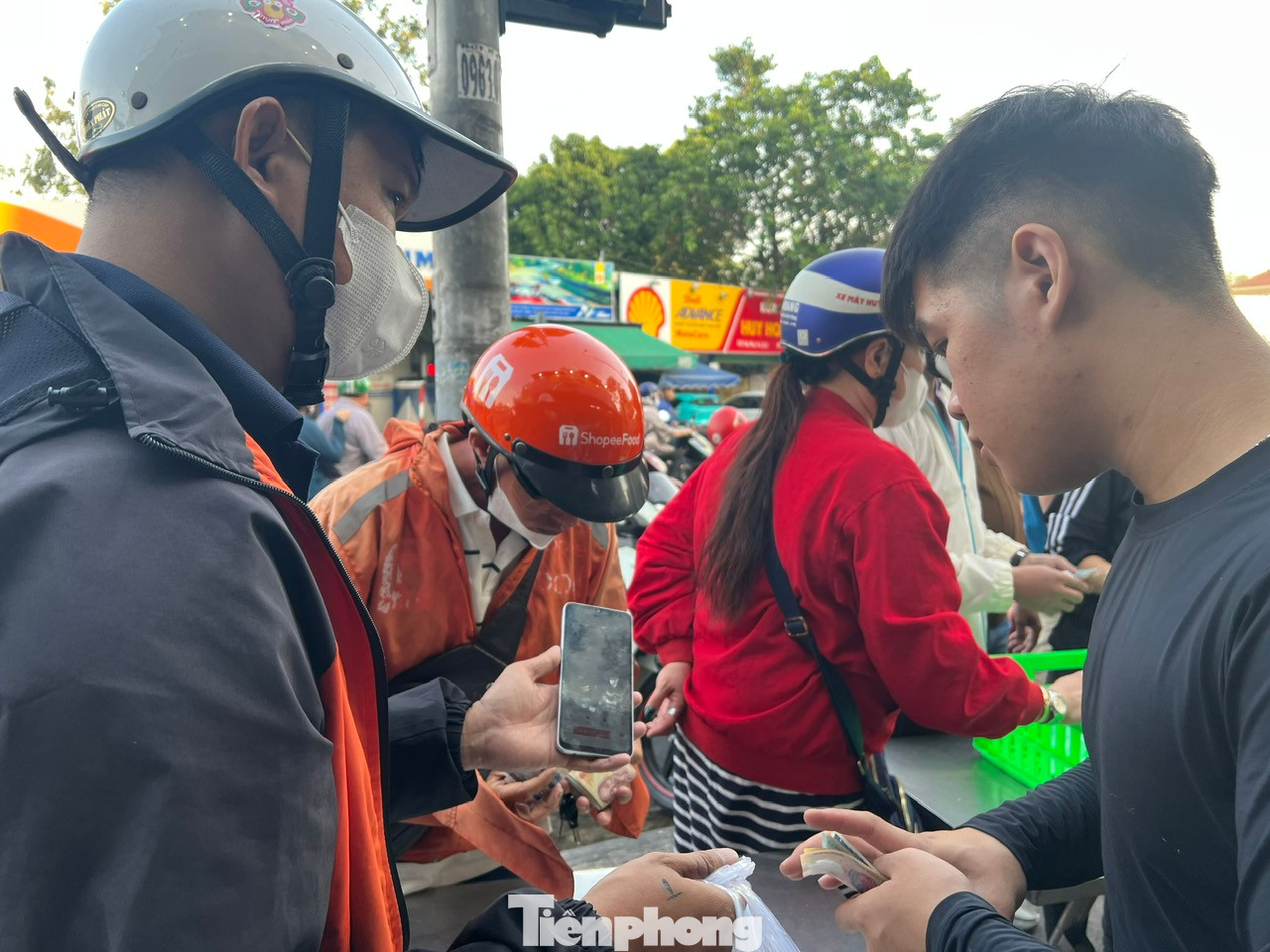 Shipper cũng liên tục nổ đơn hàng mua hộ và giao gà trong sáng mùng 3 Tết. "Chỉ trong vòng 2 giờ đồng hồ, tôi đã nhận giao 7 đơn hàng mua gà tại đây. Tuy phải chờ đợi nhưng rất vui vì hôm nay "vô mánh" - một người giao hàng công nghệ chia sẻ.