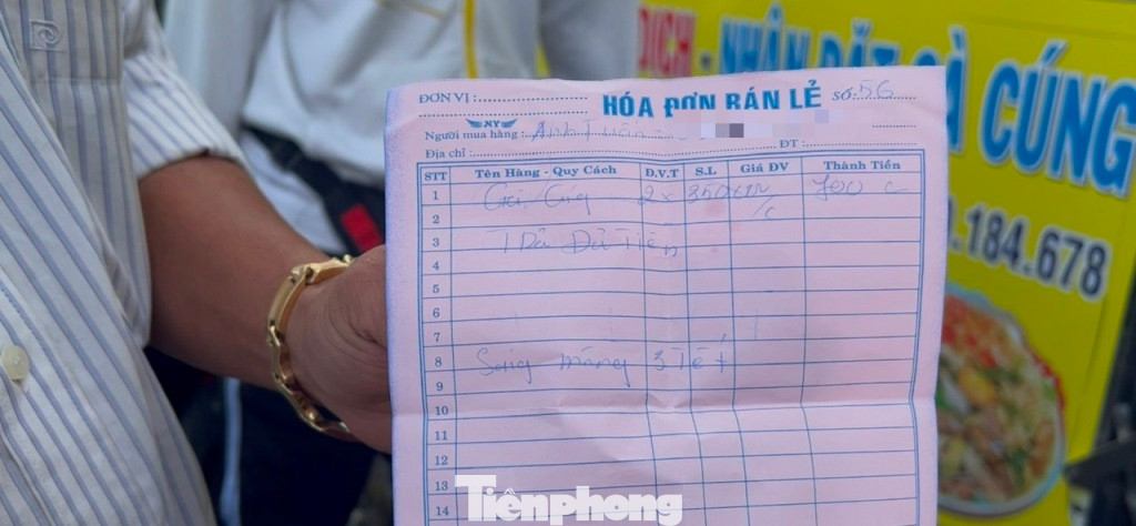 Nhiều khách hàng có kinh nghiệm mua hàng ở các tiệm này nhiều năm, đều chủ động đặt hàng và thanh toán tiền từ trước Tết. Ông Tuấn (ngụ quận 5) cho biết, đã đặt trước từ 26 tháng Chạp, đến là lấy được gà ngay mà không phải xếp hàng chờ đợi.