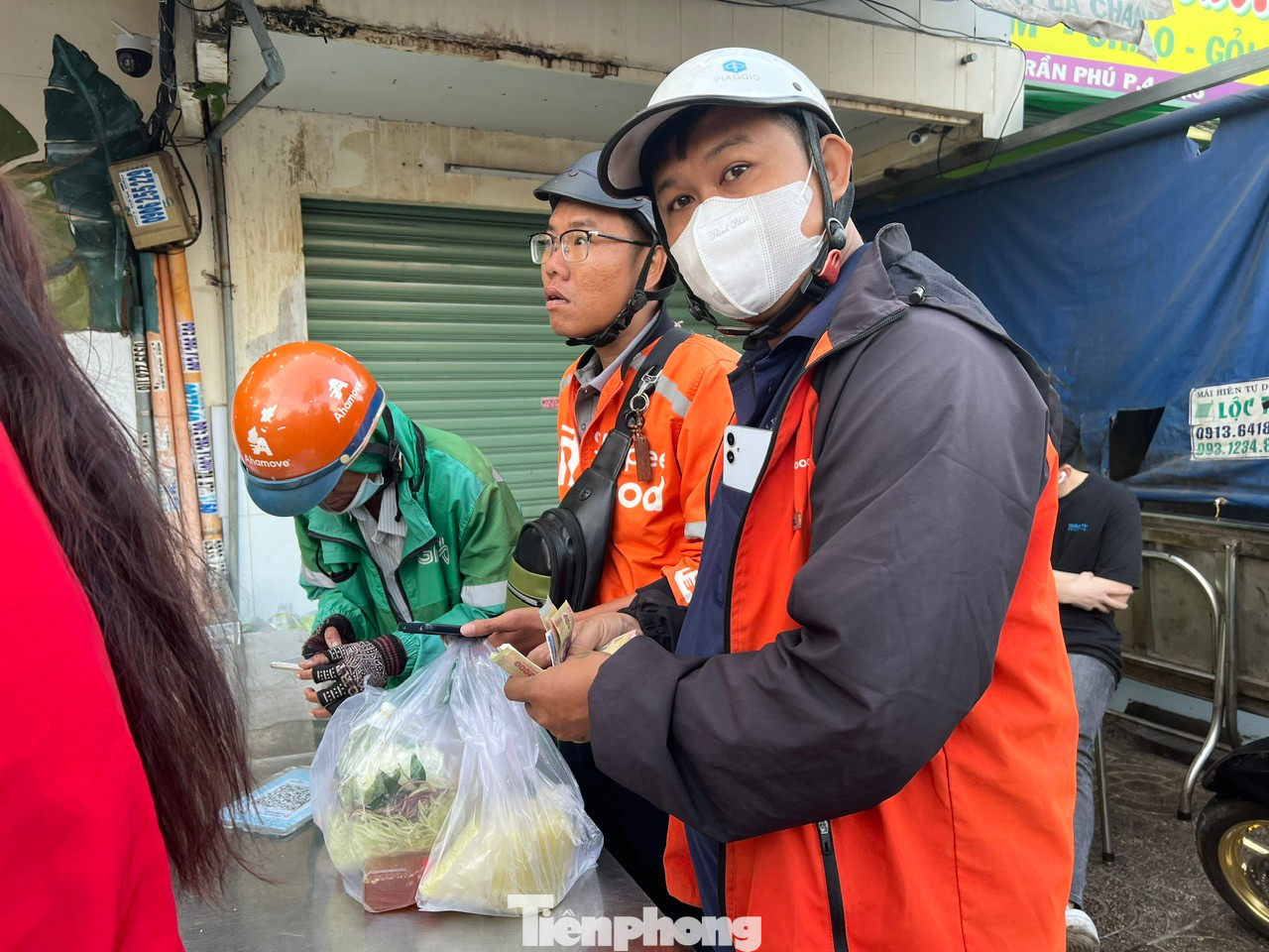 Các shipper có đơn hàng từ lúc sáng sớm.