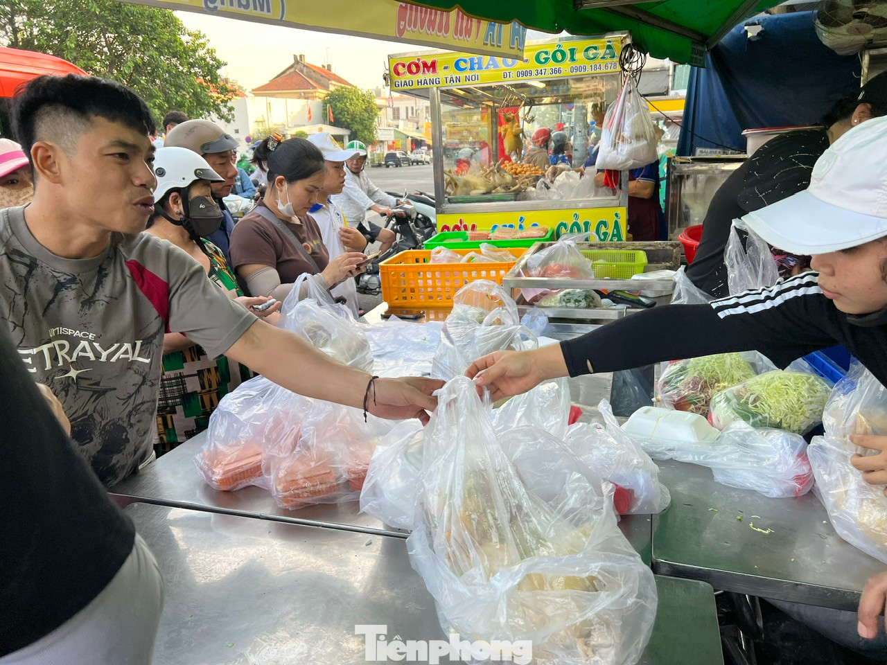 Sáng sớm ngày 31/1 (mùng 3 Tết), trên đường Trần Phú, quận 5, TPHCM, những tiệm kinh doanh cơm, cháo, gỏi gà mở cửa từ 4 giờ sáng để phục vụ khách mua gà cúng. Tuy nhiên, tầm 7 giờ sáng, lượng khách mới bắt đầu nhộn nhịp.