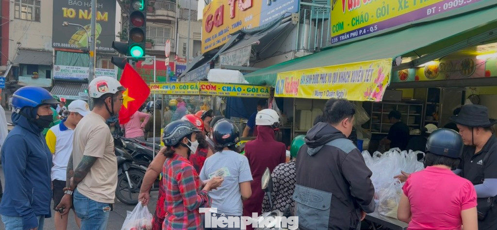 Lúc 9 giờ, khách đến rất đông, xếp thành hàng dài...