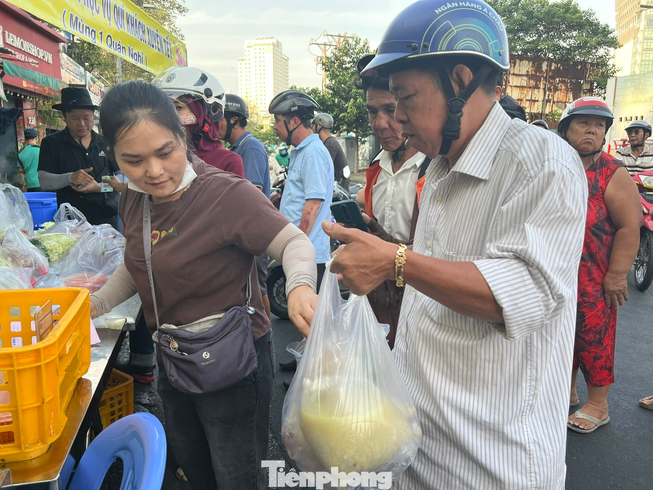 Dẫu vậy, nhiều người đều sẵn sàng chờ đợi vì nói rằng, gà của các tiệm này ngon, chất lượng, giá ngày Tết có nhích hơn chút đỉnh nhưng chấp nhận được.