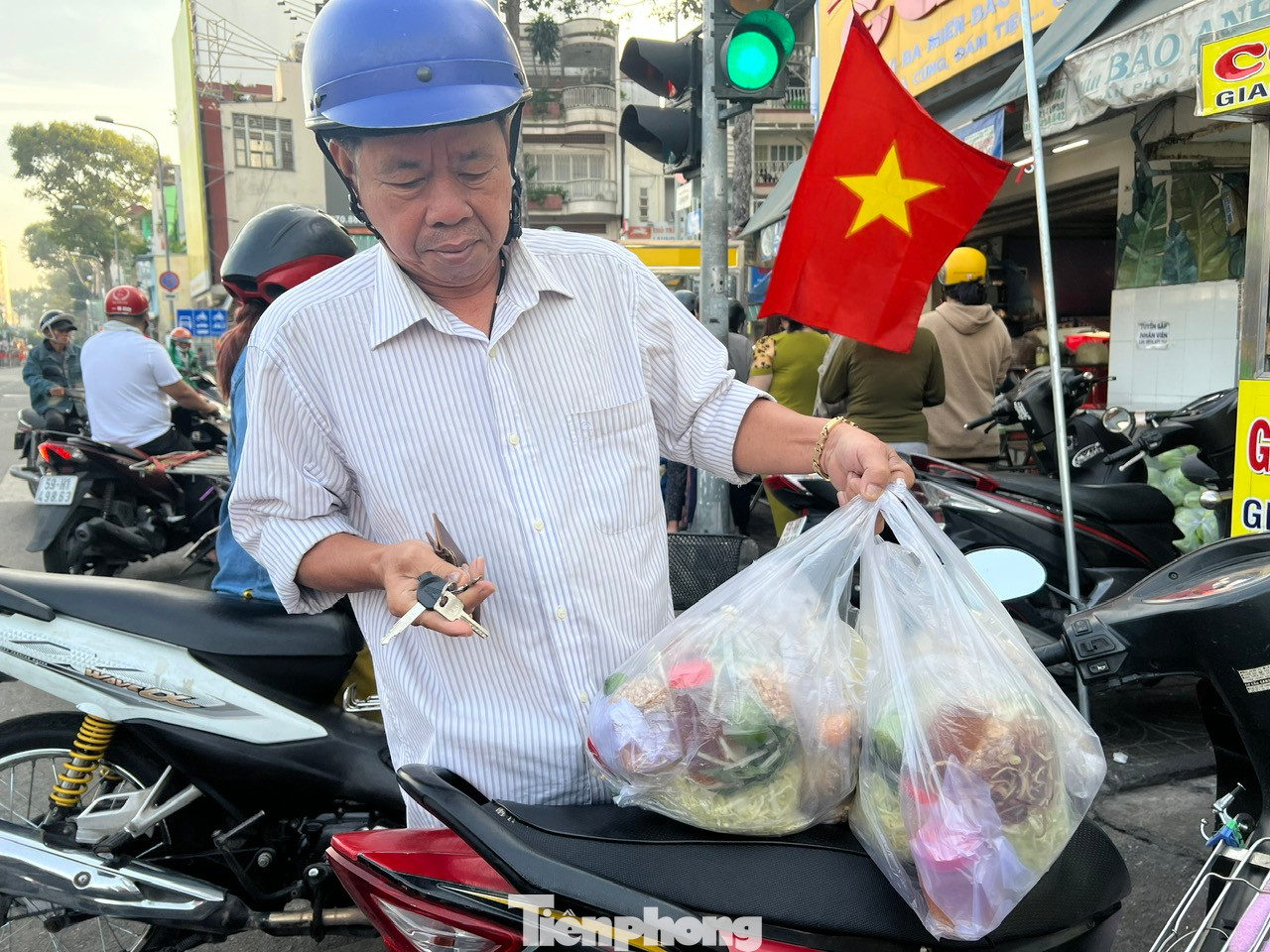 Ông Tuấn hài lòng vì mua được 2 phần gà để bày mâm cúng kịp giờ trưa.