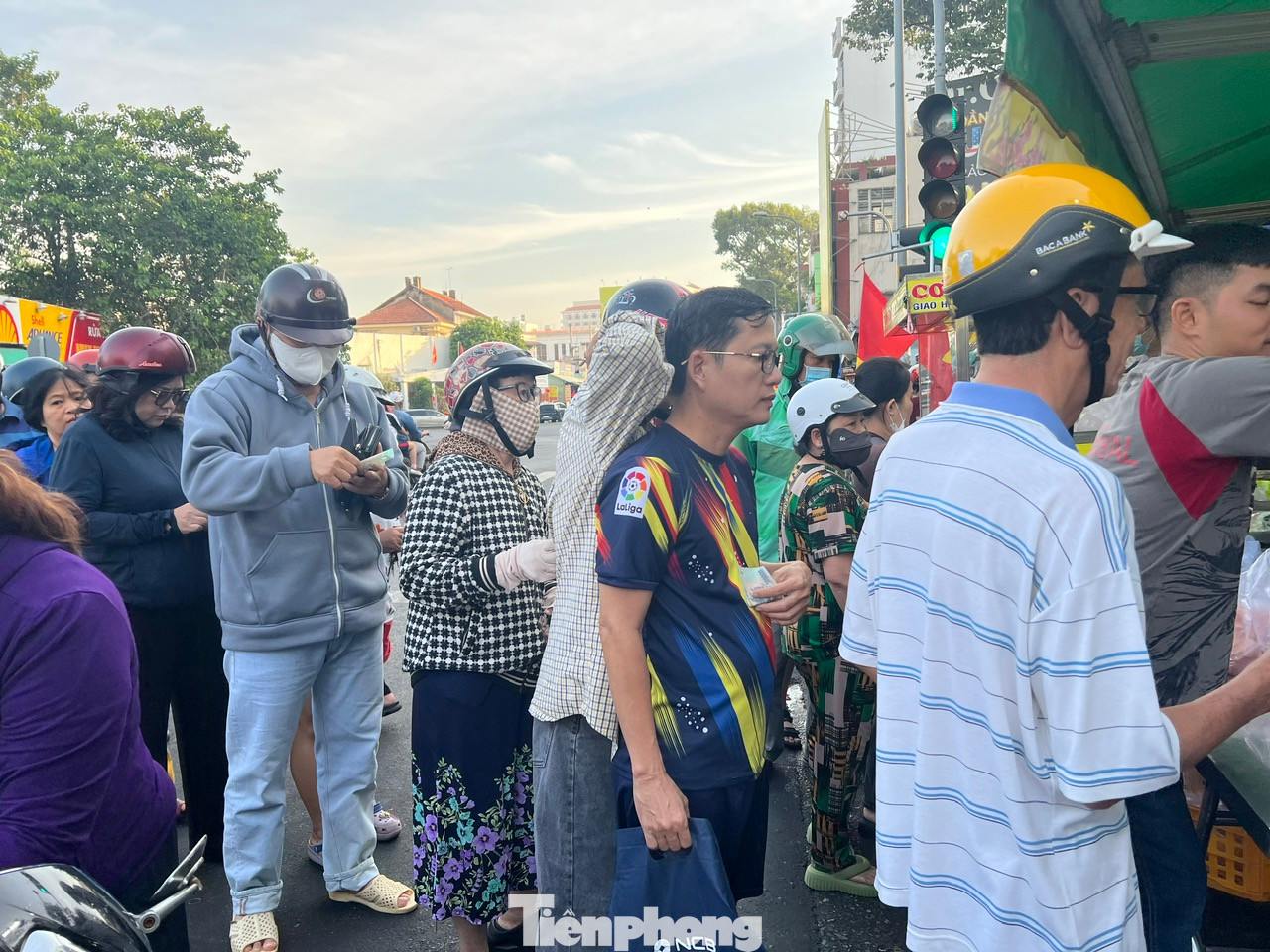 Dòng người kiên nhẫn xếp hàng chờ mua gà cúng