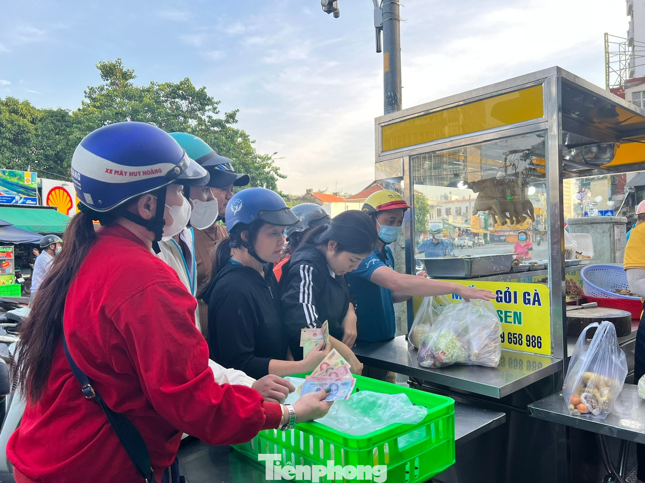 Nhiều người cầm sẵn tiền trên tay để chờ nhận gà. Trung bình, khách chờ khoảng 15 phút mới đến lượt, nhưng trong trường hợp hết gà và chờ luộc, khách phải chờ đợi khoảng 30 phút - 1 giờ đồng hồ.