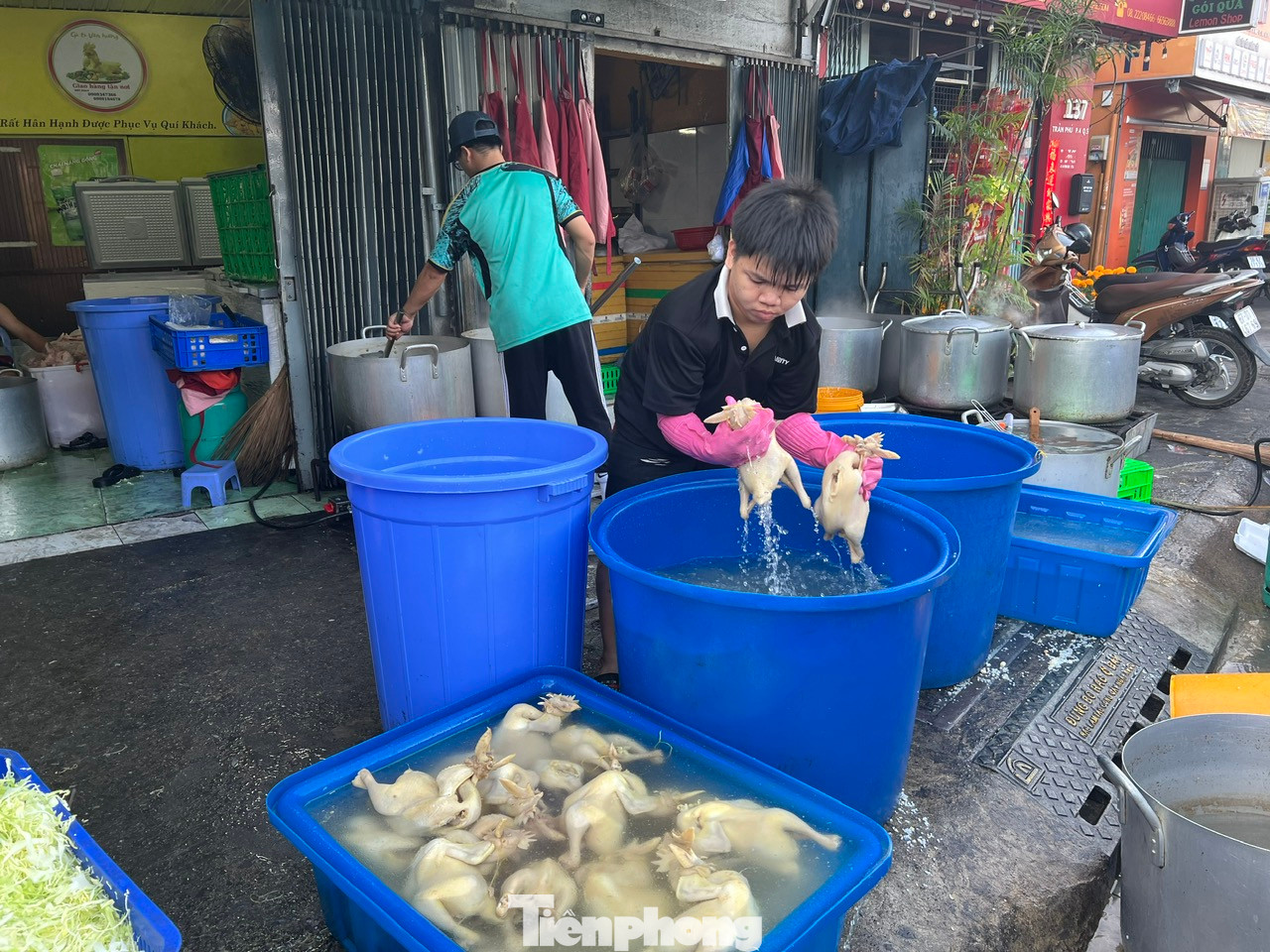 Còn gà thì nhân viên liên tục luộc ngay tại chỗ để kịp bán cho khách.