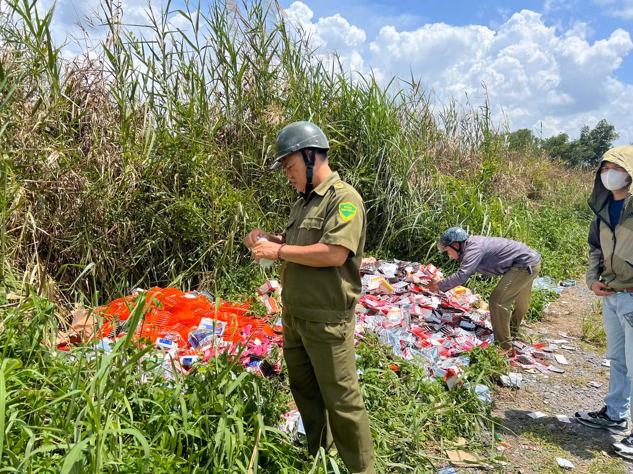 "Núi" thực phẩm chức năng nghi giả, kém chất lượng bị đổ bỏ ở vùng ven TPHCM