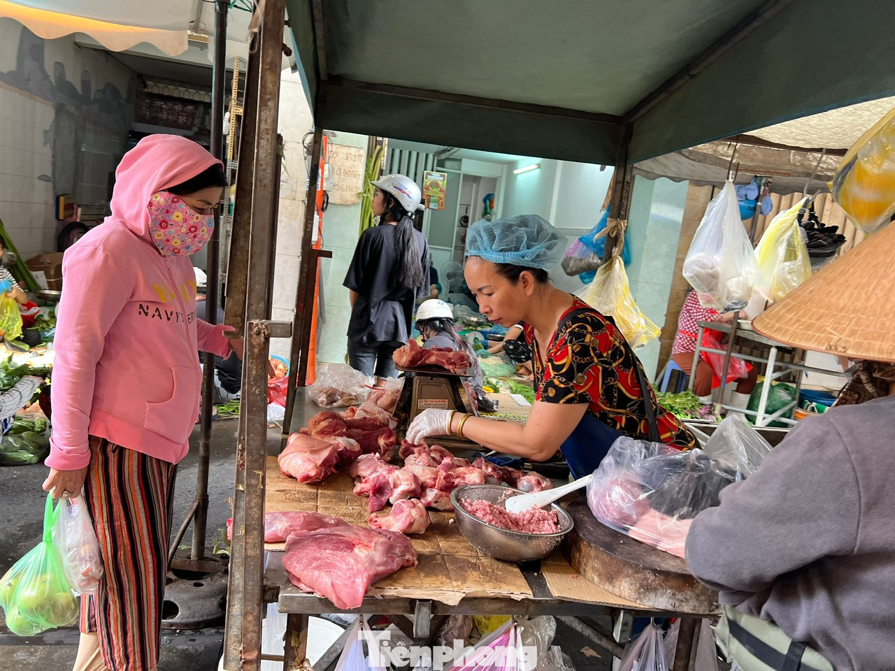 Tiểu thương lo lắng khi giá thịt heo tăng cao khiến việc kinh doanh càng thêm ế ẩm. Tiểu thương lo lắng khi giá thịt heo tăng cao khiến việc kinh doanh càng thêm ế ẩm.