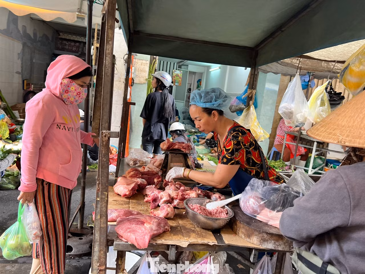 Tiểu thương lo lắng khi giá thịt heo tăng cao khiến việc kinh doanh càng thêm ế ẩm.