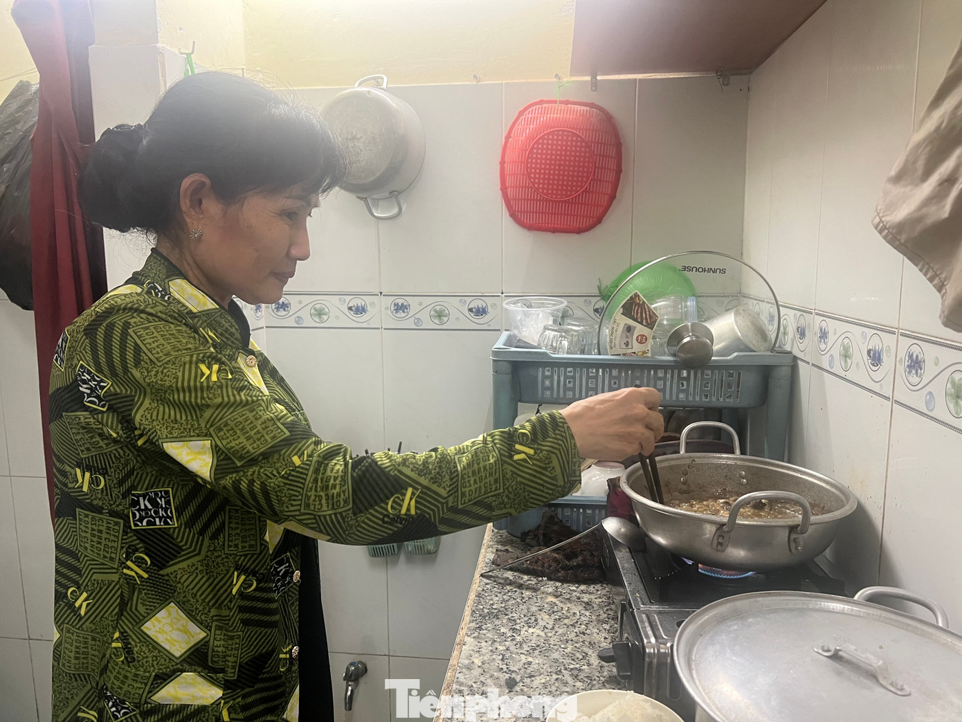 Người lao động thắt chặt chi tiêu, chọn thực phẩm khác có giá vừa túi tiền để thay thế cho thịt heo trong bữa ăn hằng ngày Người lao động thắt chặt chi tiêu, chọn thực phẩm khác có giá vừa túi tiền để thay thế cho thịt heo trong bữa ăn hằng ngày