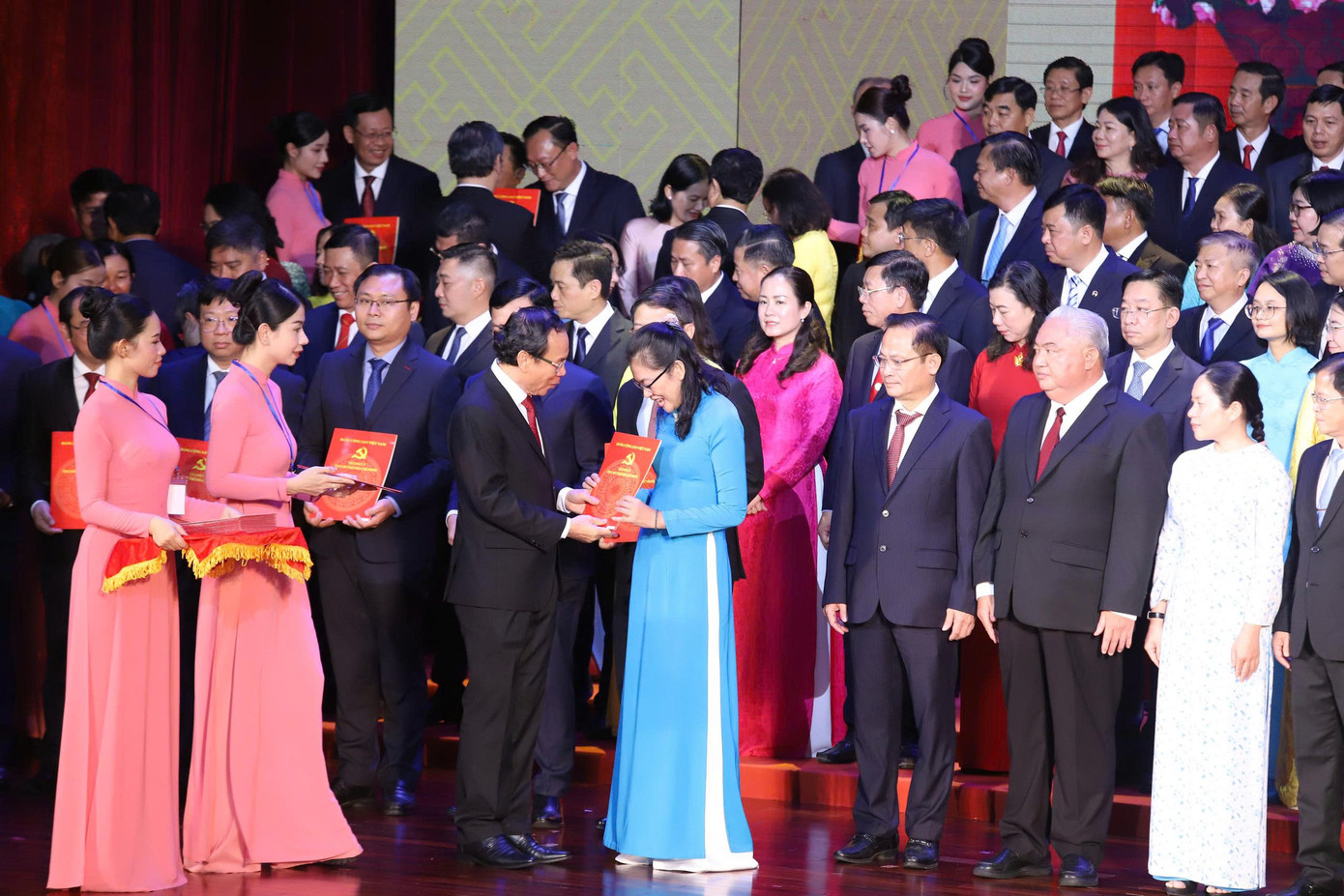 Lãnh đạo TPHCM trao quyết định cho 168 Bí thư phường, xã, đặc khu của thành phố. Lãnh đạo TPHCM trao quyết định cho 168 Bí thư phường, xã, đặc khu của thành phố.