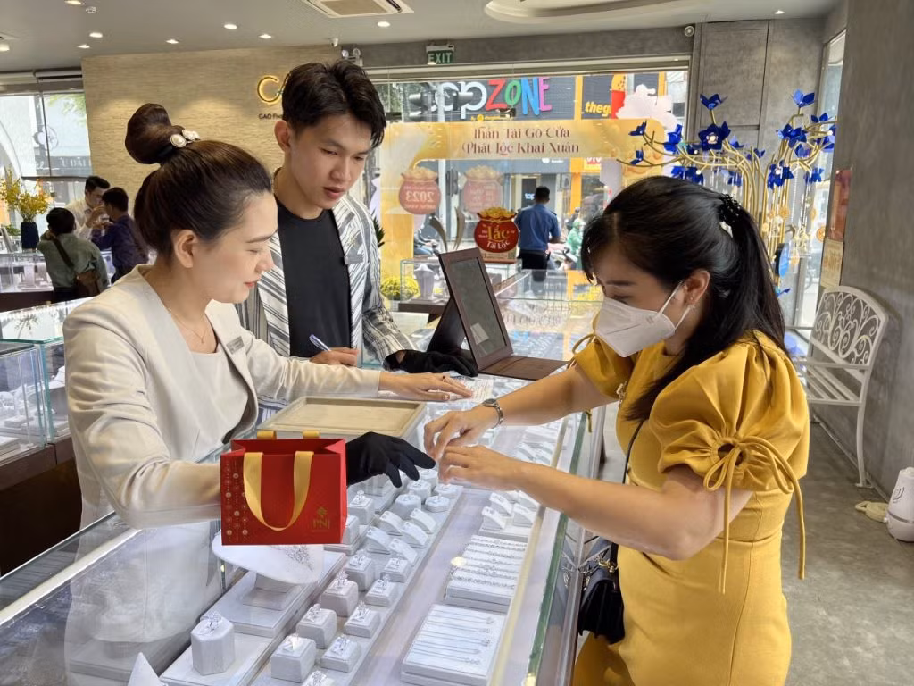 Năm nay, Công ty Vàng bạc đá quý Phú Nhuận (PNJ) tung nhiều sản phẩm trang sức cho ngày vía Thần Tài như bộ trang sức Kim Bảo Như Ý dành cho khách hàng nữ, có hình tượng chủ đạo “mặt gậy như ý” và “cỏ bốn lá” được làm thành nhẫn, mặt dây chuyền, hoa tai, lắc tay…; hay bộ sưu tập Vương Xà Trấn Bảo dành cho quý ông.