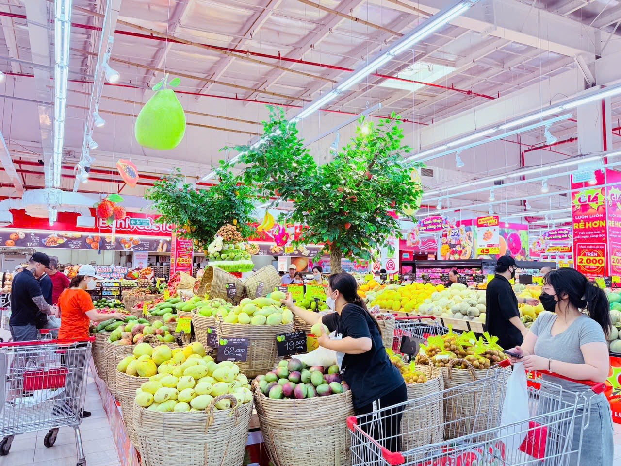 Nhà bán lẻ đẩy mạnh giảm giá lên tới 50% với nhiều nhóm, từ thực phẩm đến hàng gia dụng, mỹ phẩm... Nhà bán lẻ đẩy mạnh giảm giá lên tới 50% với nhiều nhóm, từ thực phẩm đến hàng gia dụng, mỹ phẩm...