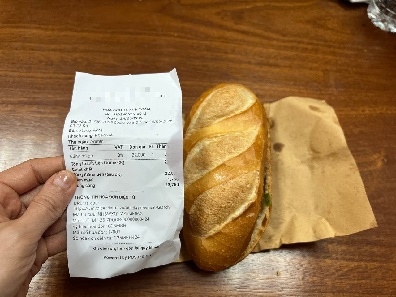 Bánh mì có giá 22.000 đồng/ổ, nay có thêm thuế VAT 8% đẩy giá lên 24.000 đồng