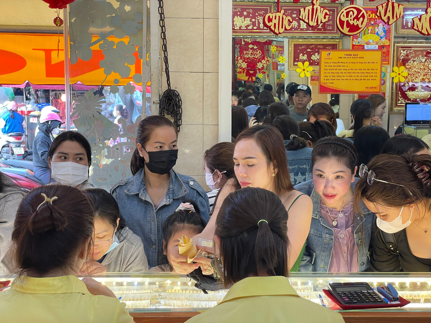 Tại tiệm vàng này niêm yết giá vàng nhẫn 999 mua vào 87 triệu đồng/lượng, bán ra 88,5 triệu đồng/lượng. Giá vàng nhẫn hiện tương đương với giá vàng miếng SJC. Trong khi đó, nữ trang 985 bán ra 86,4 triệu đồng/chỉ, mua vào thấp hơn 2 triệu đồng… Theo ghi nhận của PV Tiền Phong, người dân chuộng mua vàng trang sức hơn vàng miếng. "Chúng tôi sẽ mở cửa phục vụ đến vị khách cuối cùng" - nhân viên tiệm vàng cho biết.