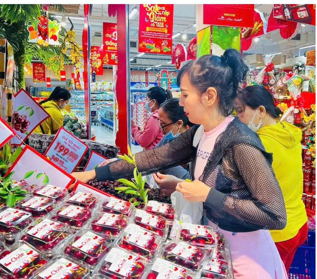 Cherry Chile trong siêu thị có giá 199.000 đồng/kg, hàng tươi mới, giòn ngọt Cherry Chile trong siêu thị có giá 199.000 đồng/kg, hàng tươi mới, giòn ngọt