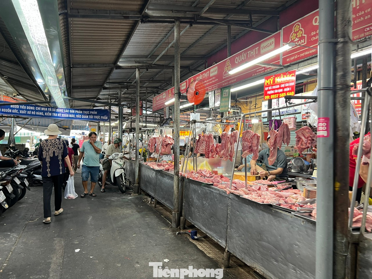 Cụ thể, heo mảnh loại 1 giá 91.000 đồng/kg, heo mảnh loại 2 giá 86.000 đồng/kg, đùi rọ 90.000 đồng/kg, nạc dăm 115.000 đồng/kg, sườn non 160.000 đồng/kg, gà mái ta làm sẵn (1 - 1,5kg) 120.000 – 140.000 đồng/kg, vịt làm sẵn 85.000 – 100.000 đồng/kg.