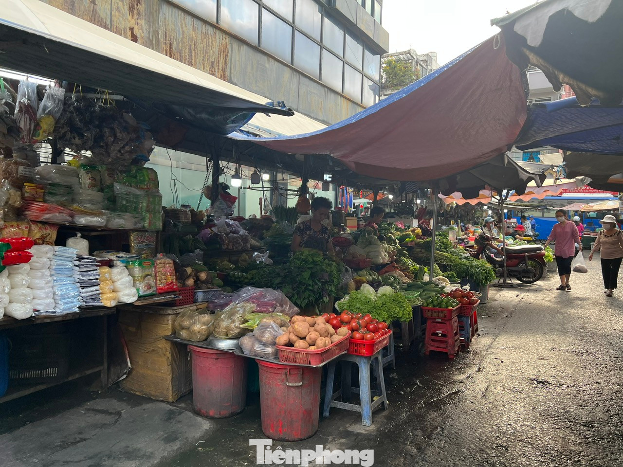 Theo ban quản lý một số chợ truyền thống, sức mua vẫn còn chậm. Đa số người dân vẫn còn thực phẩm dự trữ mua từ trong Tết và chỉ đến chợ để mua rau củ, bún, phở và những mặt hàng tươi sống là chính. Đến ngày mùng 6, giá cả các mặt hàng lương thực, thực phẩm thiết yếu tương đương trước Tết.