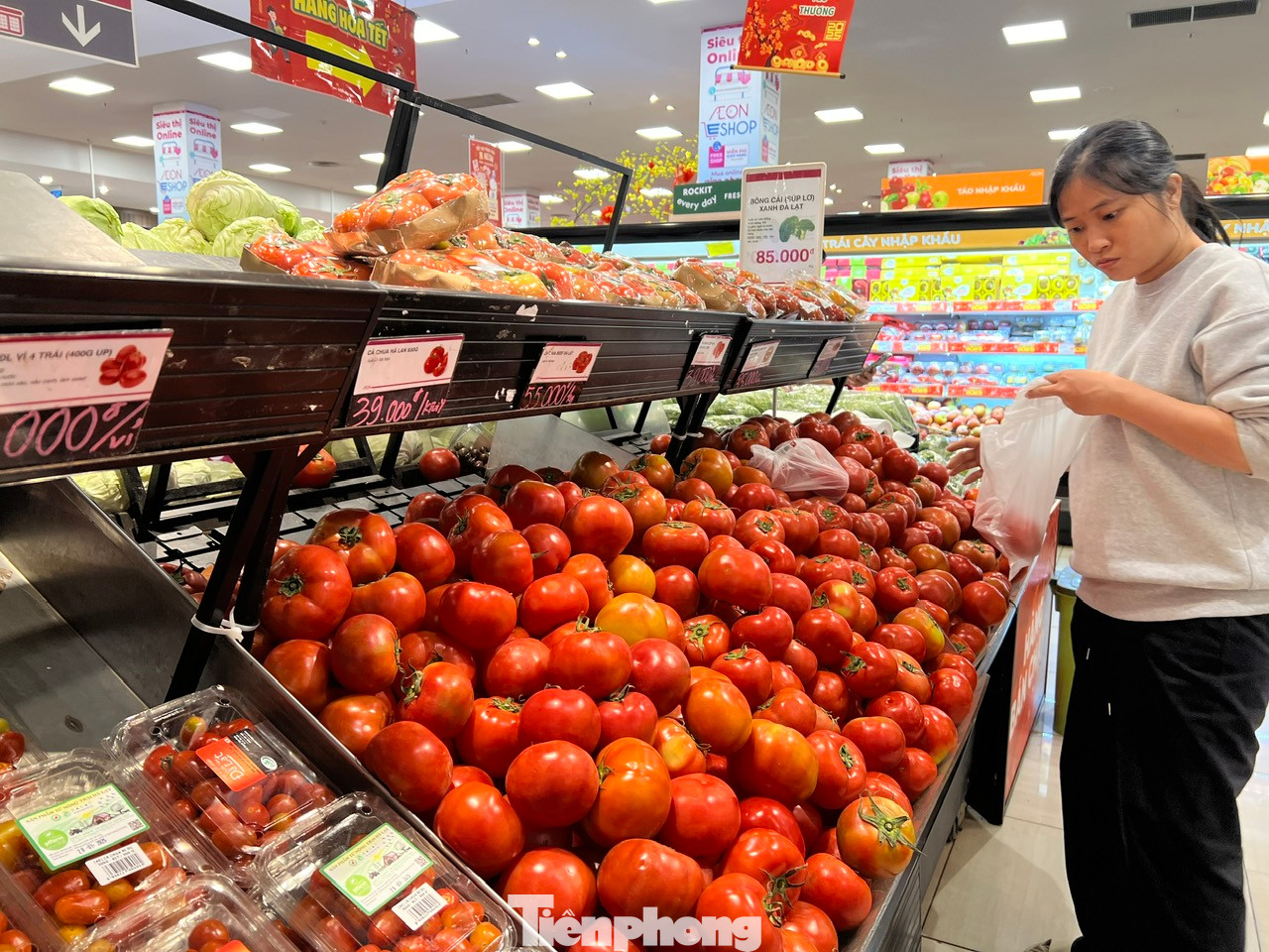 Cà chua Đà Lạt có giá từ 39.000 - 55.000 đồng/kg. Giá các mặt hàng tại siêu thị đã ổn định trở lại như ngày thường.