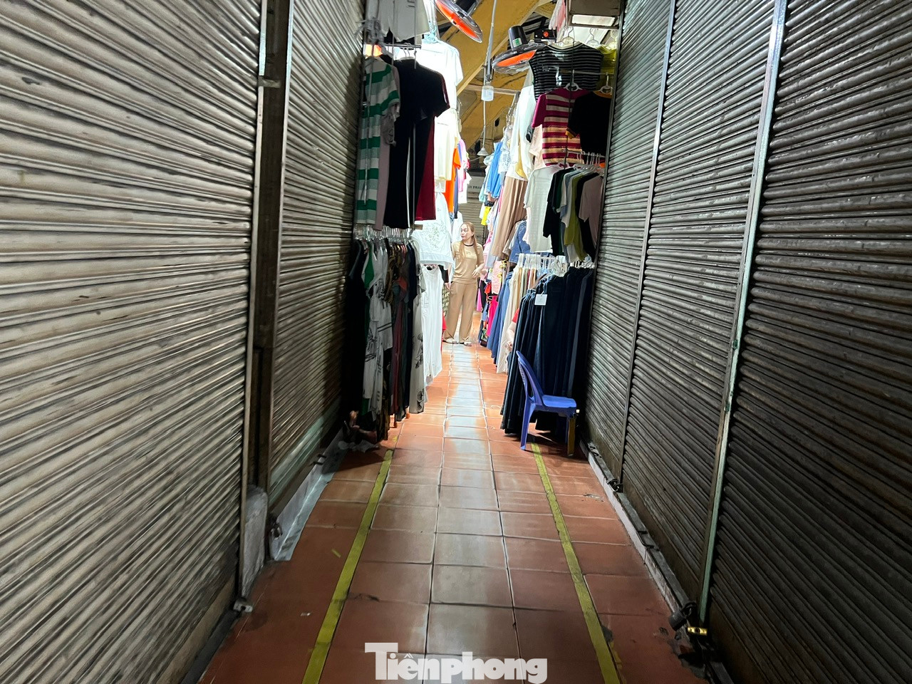 Nhiều sạp hàng kinh doanh quần áo, giày dép thời trang tại chợ truyền thống vẫn còn... đóng cửa nghỉ Tết.