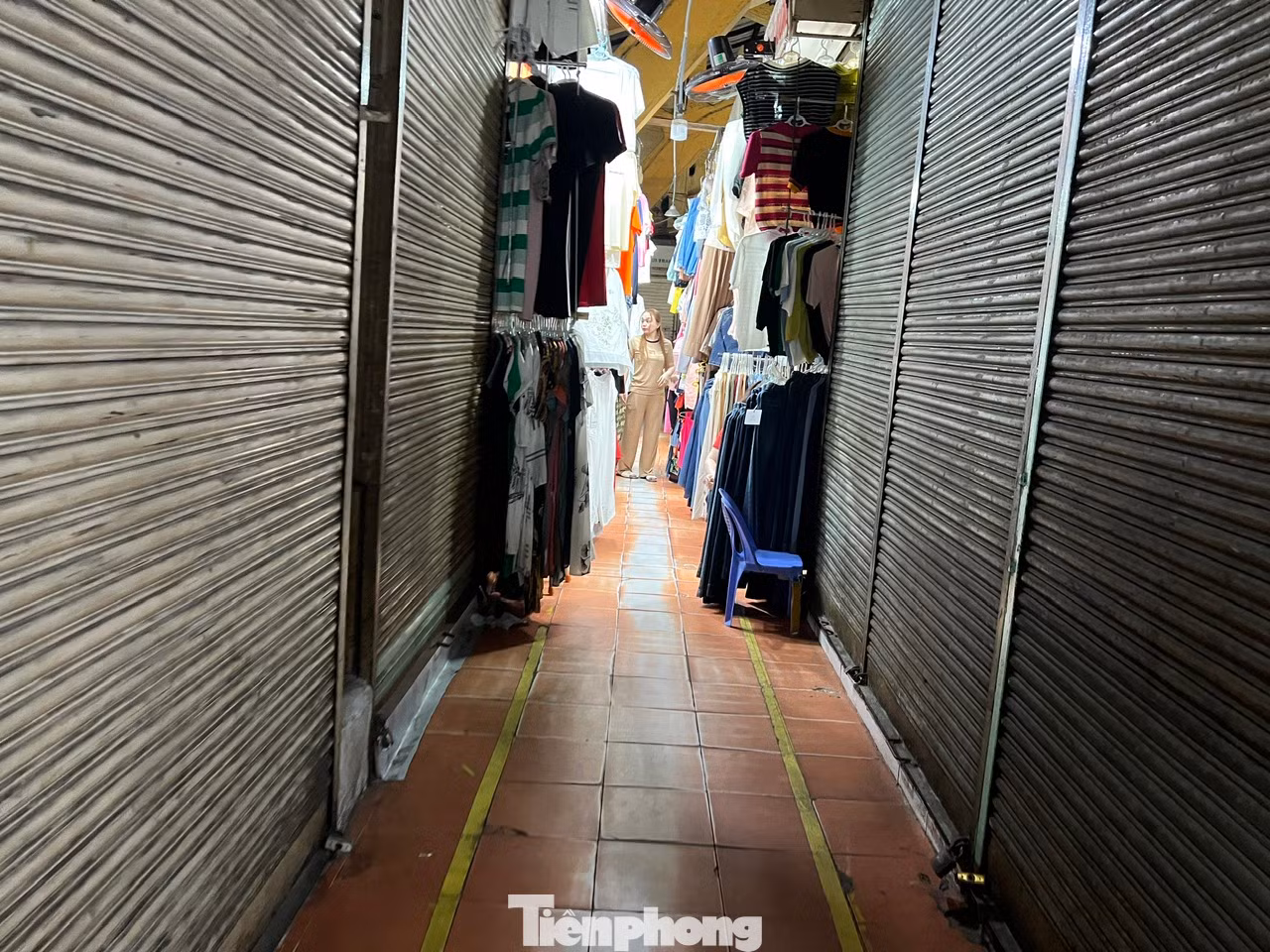 Nhiều sạp hàng kinh doanh quần áo, giày dép thời trang tại chợ truyền thống vẫn còn... đóng cửa nghỉ Tết.