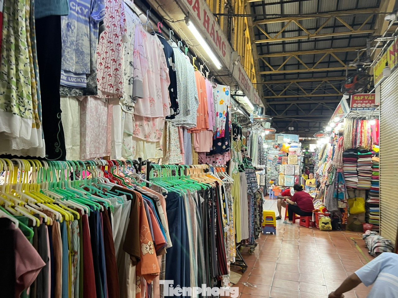 Trong ngày 3/2, hầu hết các chợ truyền thống trên địa bàn thành phố đã mở cửa kinh doanh trở lại và chủ yếu là các quầy thịt gia súc, gia cầm, rau củ quả…