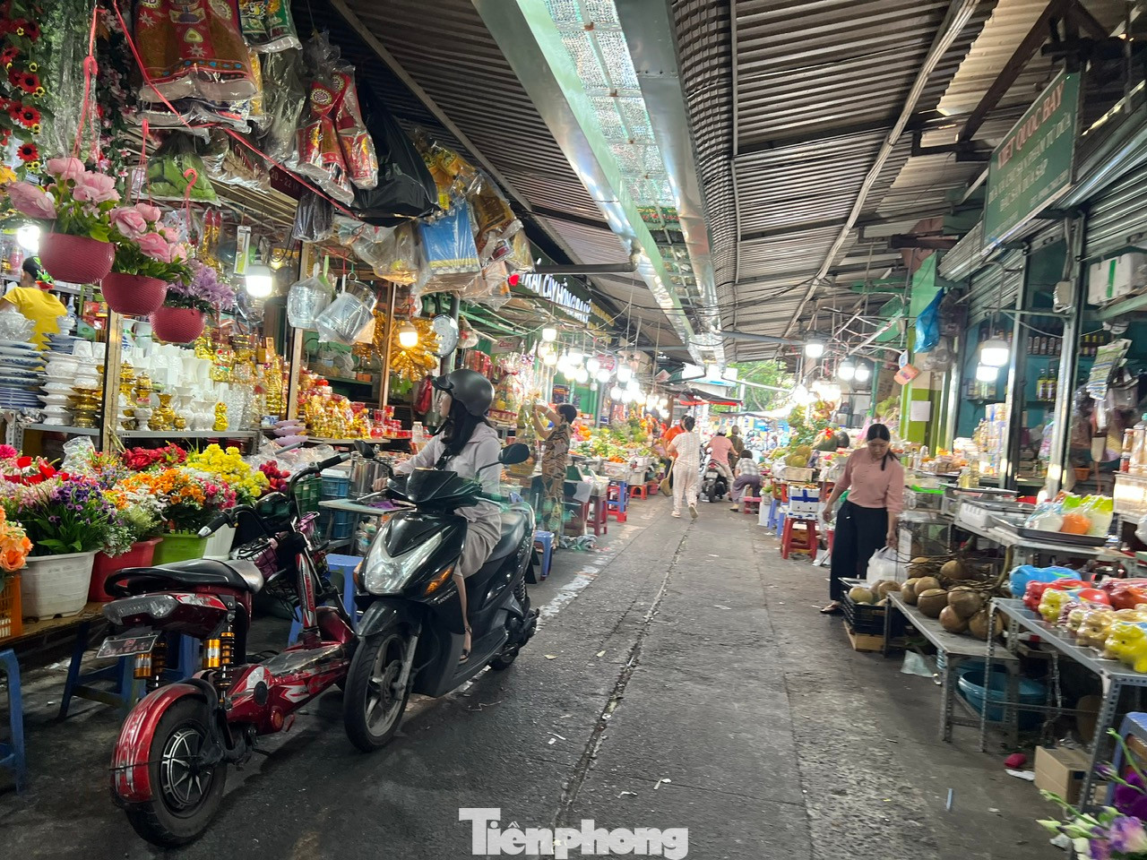 “Các loại rau như xà lách, hành lá, cà chua… vì không thể trữ lạnh nên phải nhập hàng mới. Do vẫn còn trong những ngày Tết, nhà vườn đang nghỉ lễ, hơn nữa các loại rau đều đã được nông dân thu hoạch hết để bán trước Tết nên sản lượng nhập về không nhiều, giá tăng khoảng 20 – 30%. Giá đầu vào tăng cao nhưng tôi bán lẻ cũng chỉ tăng khoảng 3.000 – 5.000 đồng/kg. Dự kiến sau rằm tháng Giêng (15/1 âm lịch), giá cả mới ổn định trở lại” – bà Lê Thị Hà, tiểu thương chợ Hòa Bình (quận 5) cho biết.