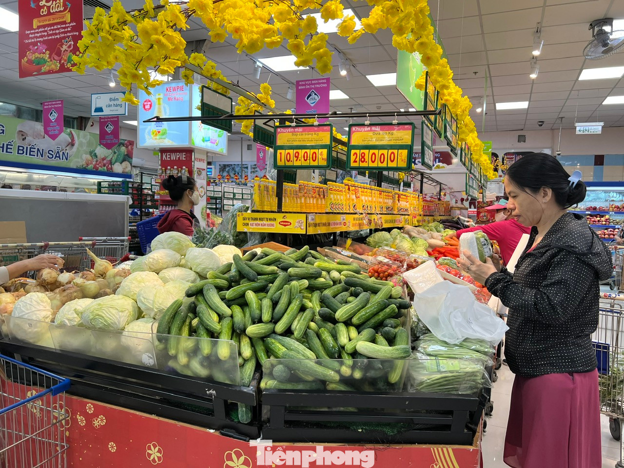Đại diện Hiệp hội các nhà bán lẻ Việt Nam cho biết, một số mặt hàng như rau xanh, thực phẩm tại chợ truyền thống không xảy ra hiện tượng tăng giá do các hệ thống siêu thị duy trì hoạt động xuyên Tết, luôn sẵn sàng đáp ứng nhu cầu mua sắm của người dân khi các chợ tạm nghỉ Tết.