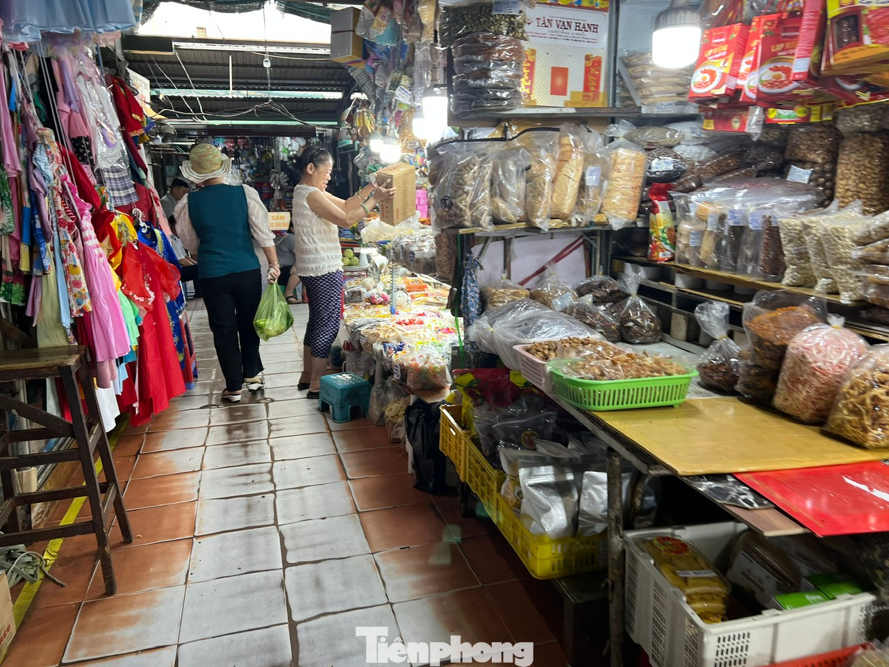 Tại chợ Tân Định (quận 1), tuy trong giờ cao điểm trưa nhưng chợ khá vắng, chỉ một số quầy hàng thịt, rau củ có khách. Nhiều ngành hàng như trái cây thưa vắng khách. Nhiều tiểu thương kinh doanh vải, quần áo vẫn đóng quầy chưa kinh doanh trở lại.