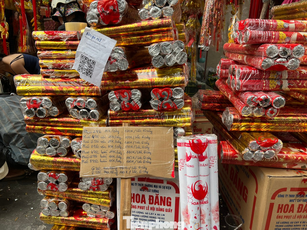 Giá pháo hoa năm nay bằng với năm ngoái, từ 100.000 - 140.000 đồng/lốc (6 cây), tùy lớn nhỏ.