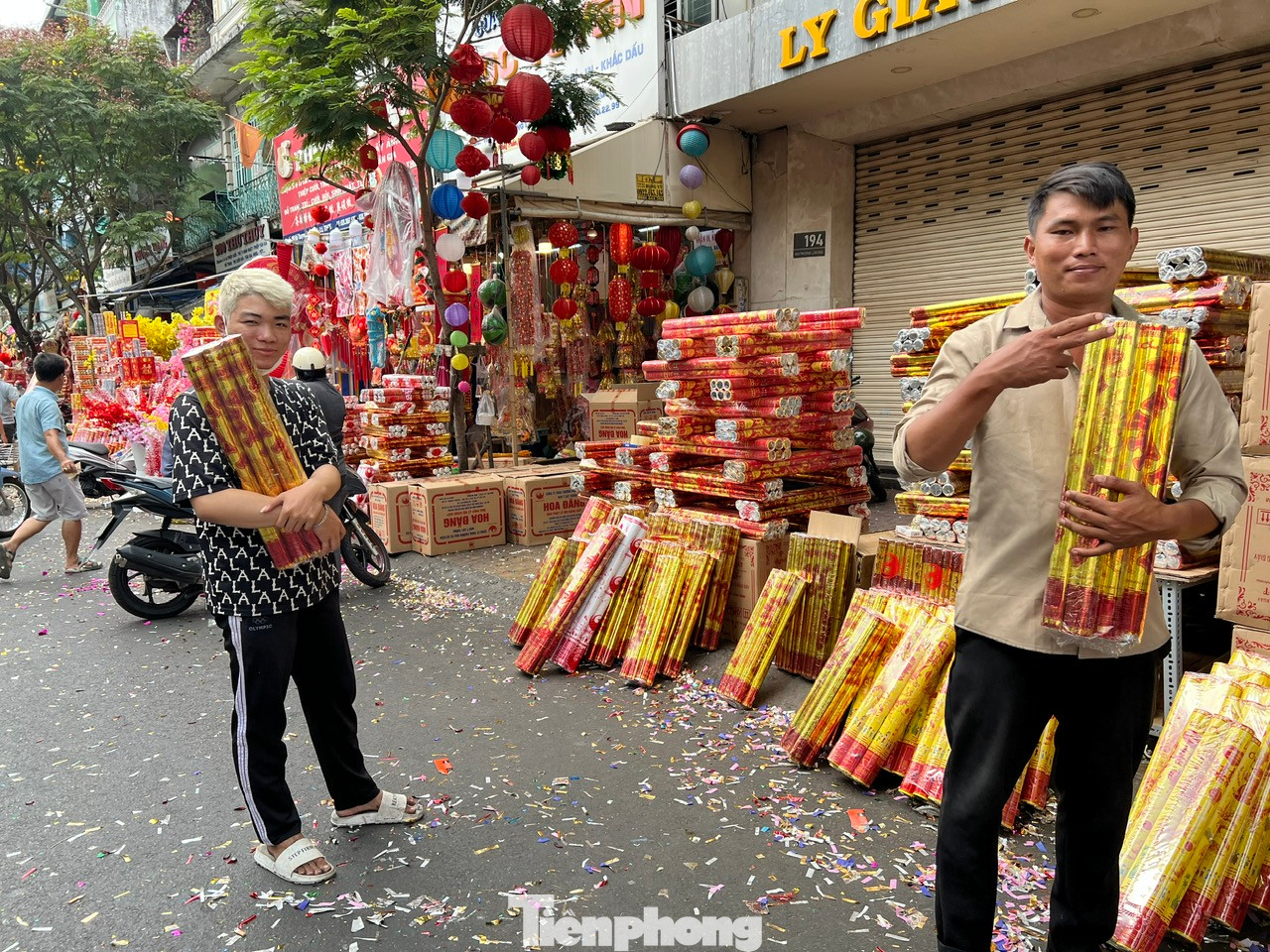 Nhân viên ôm pháo hoa ra tận đường để chào mời khách.