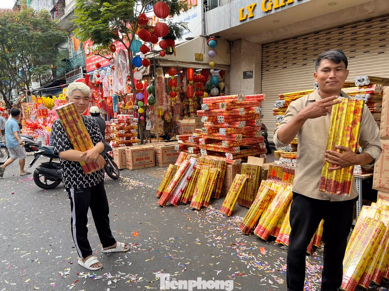 Nhân viên ôm pháo hoa ra tận đường để chào mời khách.
