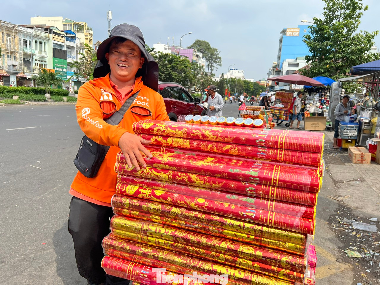 Anh Khánh, người có 3 năm bán pháo hoa mỗi dịp Tết cho biết: &quot;Sức mua năm nay chậm hơn mọi năm, chỉ có ngày cuối cùng còn sôi động hơn đôi chút&quot;. Anh Khánh mong sẽ sớm bán hết xe pháo hoa này để kịp về đón năm mới cùng gia đình, người thân.