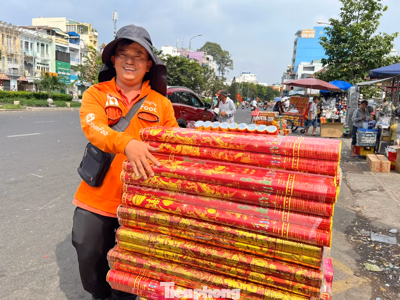 Anh Khánh, người có 3 năm bán pháo hoa mỗi dịp Tết cho biết: "Sức mua năm nay chậm hơn mọi năm, chỉ có ngày cuối cùng còn sôi động hơn đôi chút". Anh Khánh mong sẽ sớm bán hết xe pháo hoa này để kịp về đón năm mới cùng gia đình, người thân.