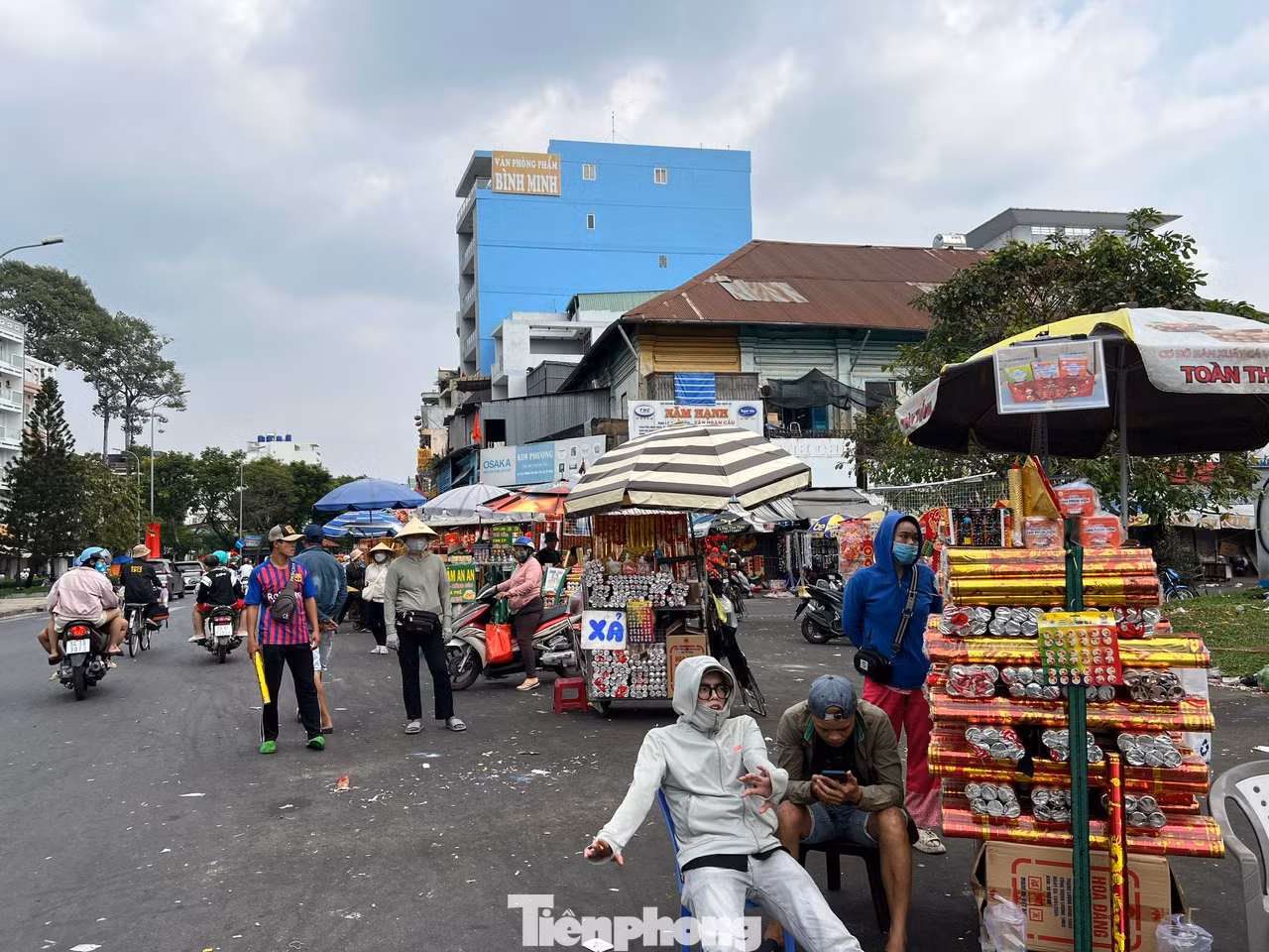 Nhiều người treo bảng xả hàng, giảm giá pháo hoa. Đa số đều khẳng định sẽ bán đến nửa đêm để phục vụ khách mua hàng.