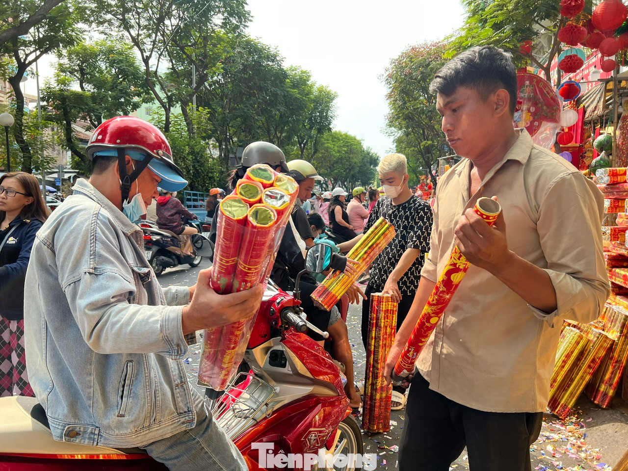 Chiều 28/1 (29 tháng Chạp), trên đường Hải Thượng Lãn Ông (quận 5), tiểu thương chợ pháo hoa lớn nhất TPHCM vẫn không ngừng chào mời khách hàng mua pháo hoa chơi Tết.