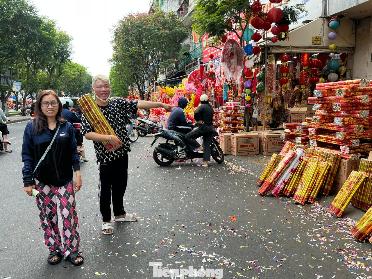 Pháo hoa được bày bán tại đây đa phần là pháo giấy, chỉ cần xoay nắp sẽ phát ra tiếng &quot;bụp&quot;, giấy màu bay ra đẹp mắt.