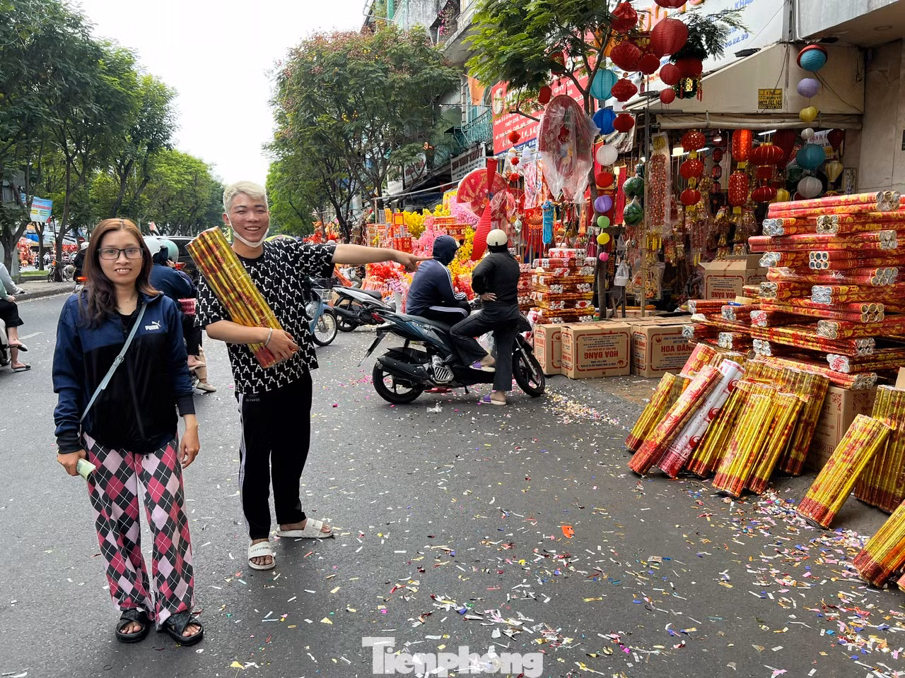Pháo hoa được bày bán tại đây đa phần là pháo giấy, chỉ cần xoay nắp sẽ phát ra tiếng "bụp", giấy màu bay ra đẹp mắt.