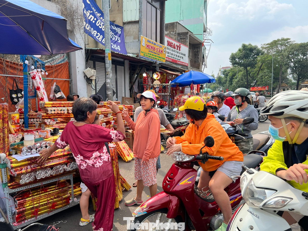 Khác với tình hình ế ẩm những ngày trước, trước giờ giao thừa, các quầy hàng kinh doanh pháo hoa trở nên tấp nập, nhộn nhịp.