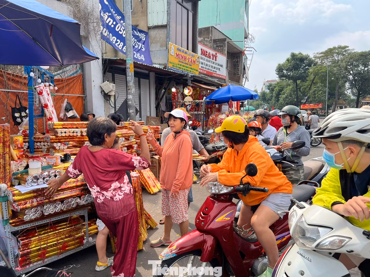 Khác với tình hình ế ẩm những ngày trước, trước giờ giao thừa, các quầy hàng kinh doanh pháo hoa trở nên tấp nập, nhộn nhịp.