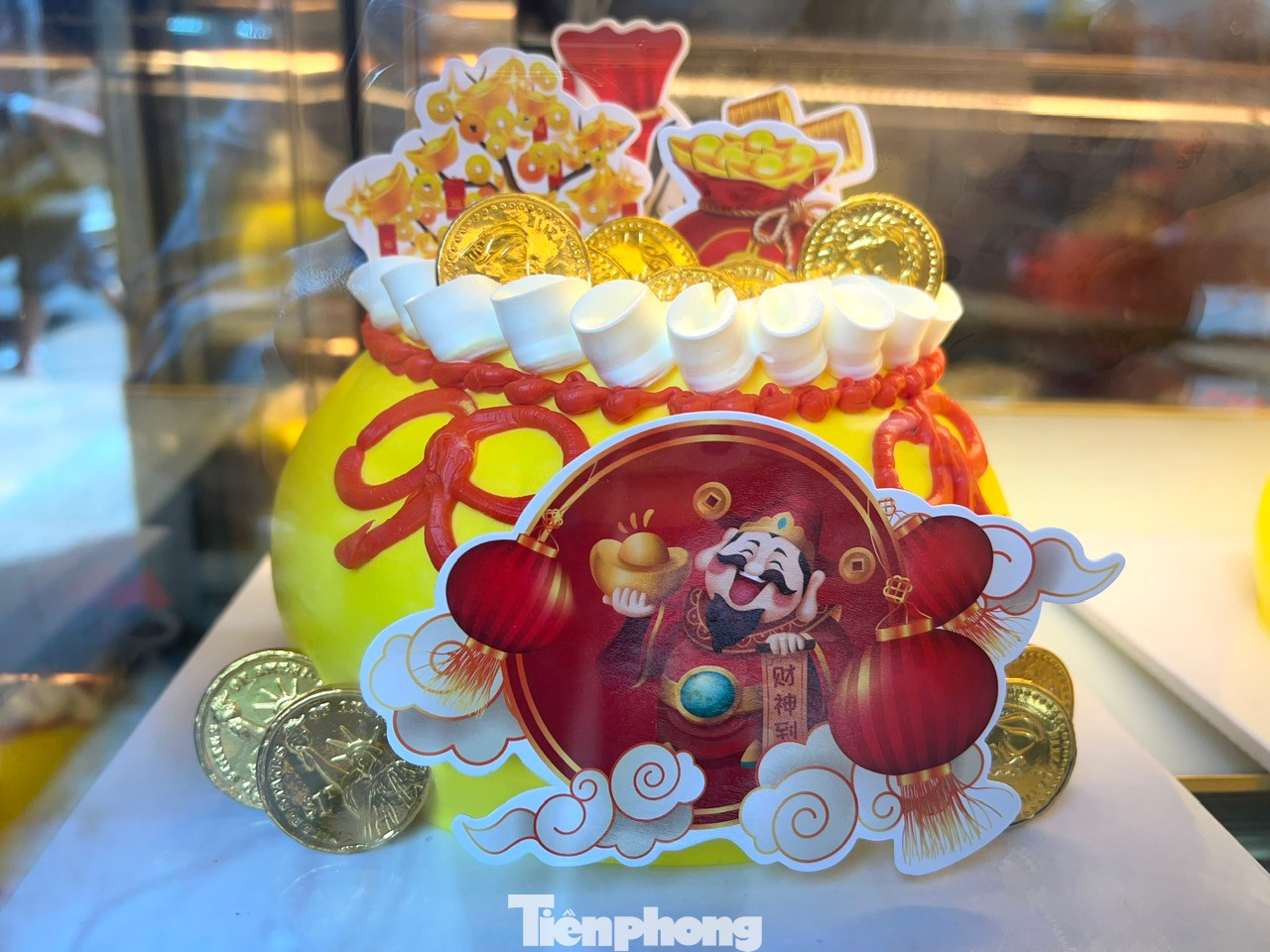 Theo thợ làm bánh, để làm được bánh Thần Tài đẹp, có hồn đòi hỏi người thợ phải có tay nghề vững, cũng như có khiếu sáng tạo để tạo hình những chiếc bánh đẹp mắt. "Bánh Thần Tài có giá từ 200.000 - 220.000 đồng/cái. Hiện bánh này đang được rất nhiều khách hàng đặt trước" - nhân viên một tiệm bánh kem trên đường Trần Quý (quận 11) cho biết.