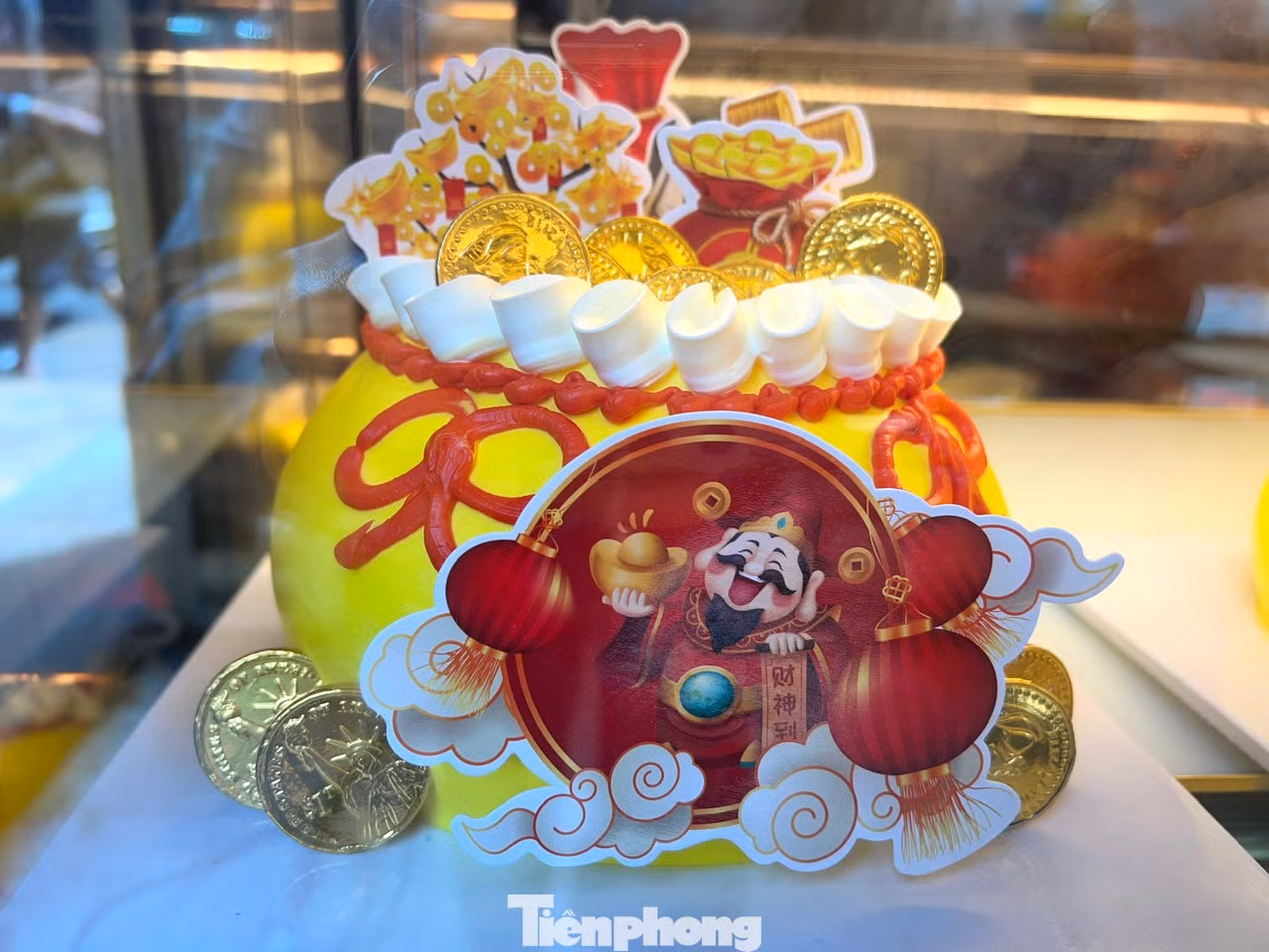 Theo thợ làm bánh, để làm được bánh Thần Tài đẹp, có hồn đòi hỏi người thợ phải có tay nghề vững, cũng như có khiếu sáng tạo để tạo hình những chiếc bánh đẹp mắt. "Bánh Thần Tài có giá từ 200.000 - 220.000 đồng/cái. Hiện bánh này đang được rất nhiều khách hàng đặt trước" - nhân viên một tiệm bánh kem trên đường Trần Quý (quận 11) cho biết.