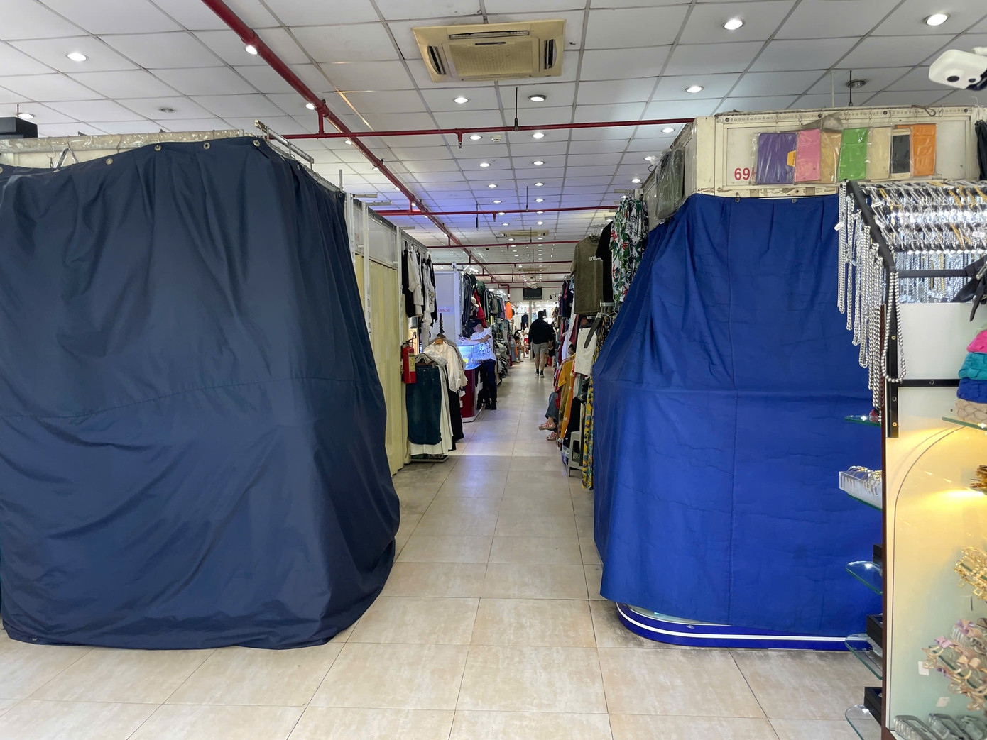 Nhiều quầy sạp ở Saigon Square đóng cửa do lo ngại bị kiểm tra nguồn gốc hàng hóa Nhiều quầy sạp ở Saigon Square đóng cửa do lo ngại bị kiểm tra nguồn gốc hàng hóa