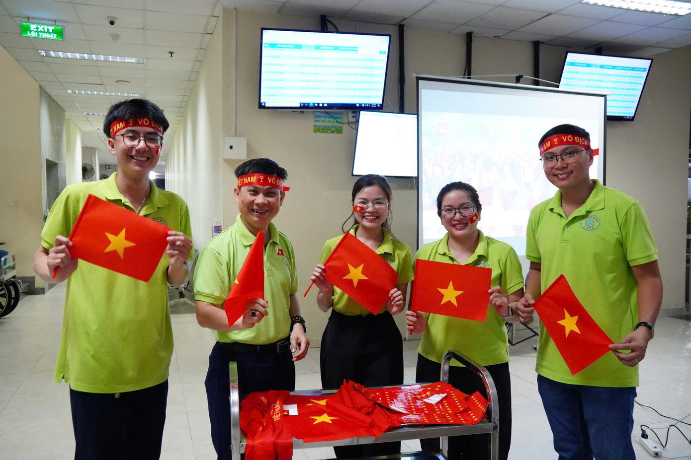 Phòng công tác xã hội Bệnh viện Chợ Rẫy đã chuẩn bị màn hình 100 inch, hệ thống âm thanh chất lượng cao, chuẩn bị nào cờ đỏ sao vàng, dây băng đeo trán, sticker… để tặng các “cổ động viên” đặc biệt. Được biết, Bệnh viện Chợ Rẫy sẽ bố trí màn hình hai trận chung kết lượt đi và lượt về AFF Cup 2024. “Hơn cả một sự kiện thể thao, buổi phát trực tiếp này là minh chứng cho sự quan tâm của bệnh viện đối với tinh thần và sức khỏe toàn diện của người bệnh. Bóng đá không chỉ là môn thể thao vua, mà còn là chất keo gắn kết những trái tim”, ThS Lê Minh Hiển - Trưởng phòng công tác xã hội Bệnh viện Chợ Rẫy chia sẻ. Phòng công tác xã hội Bệnh viện Chợ Rẫy đã chuẩn bị màn hình 100 inch, hệ thống âm thanh chất lượng cao, chuẩn bị nào cờ đỏ sao vàng, dây băng đeo trán, sticker… để tặng các “cổ động viên” đặc biệt. Được biết, Bệnh viện Chợ Rẫy sẽ bố trí màn hình hai trận chung kết lượt đi và lượt về AFF Cup 2024. “Hơn cả một sự kiện thể thao, buổi phát trực tiếp này là minh chứng cho sự quan tâm của bệnh viện đối với tinh thần và sức khỏe toàn diện của người bệnh. Bóng đá không chỉ là môn thể thao vua, mà còn là chất keo gắn kết những trái tim”, ThS Lê Minh Hiển - Trưởng phòng công tác xã hội Bệnh viện Chợ Rẫy chia sẻ.