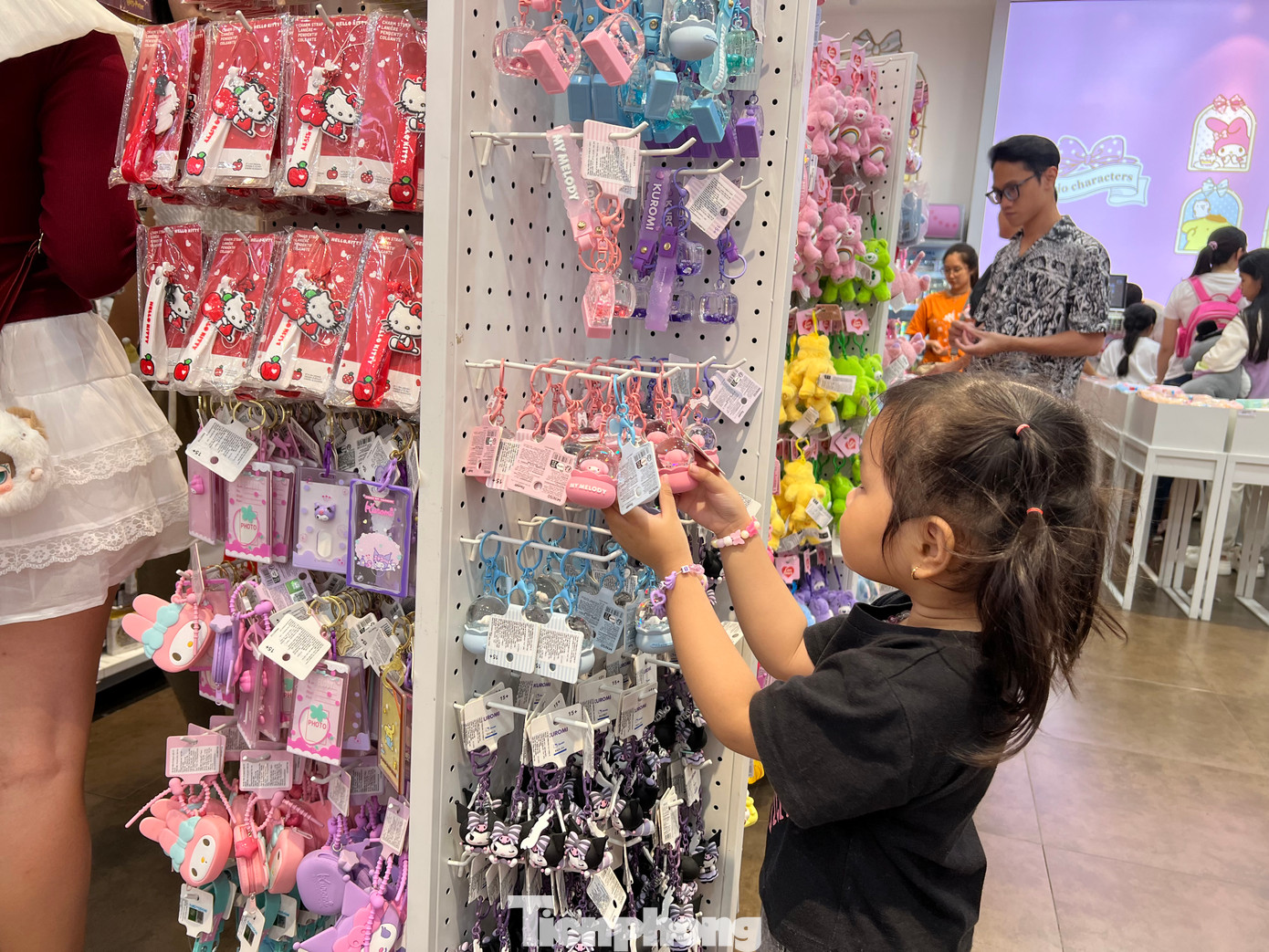 Các em nhỏ được cha mẹ cho lựa chọn quà Tết yêu thích